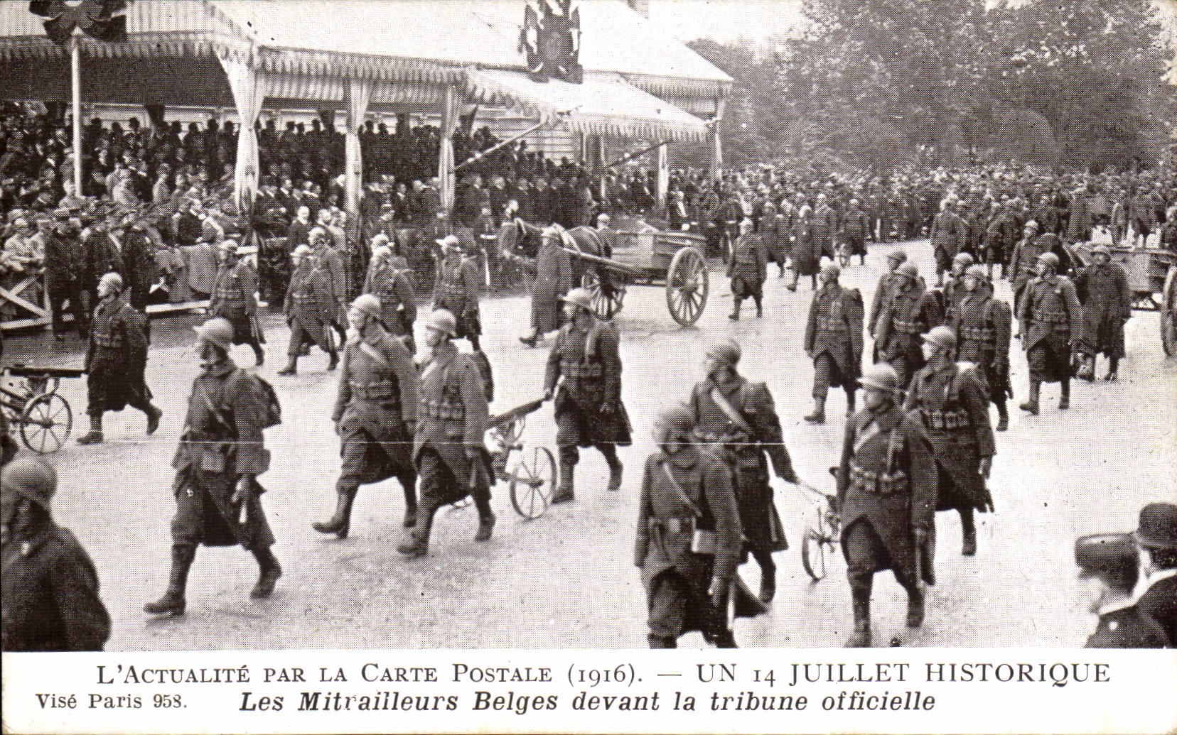 CPA July 14th Belgian machine gunners in front of the official platform Paris Militaria