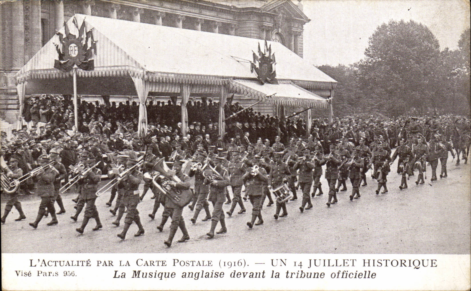 CPA July 14th English music in front of the official platform Paris Militaria
