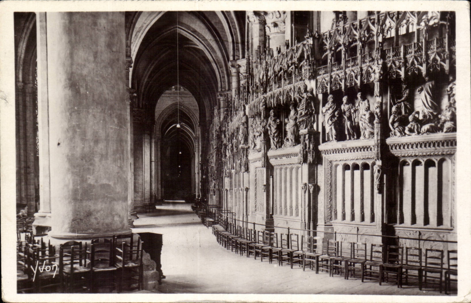 Interior Chartres CPA of the cathedral the deambulatoire