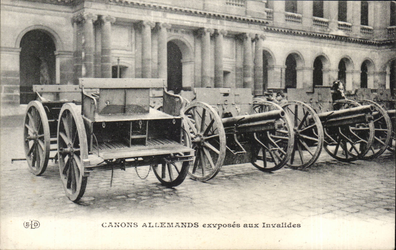 CPA wettet deutsches Kanonexpose zu Invalides Militaria