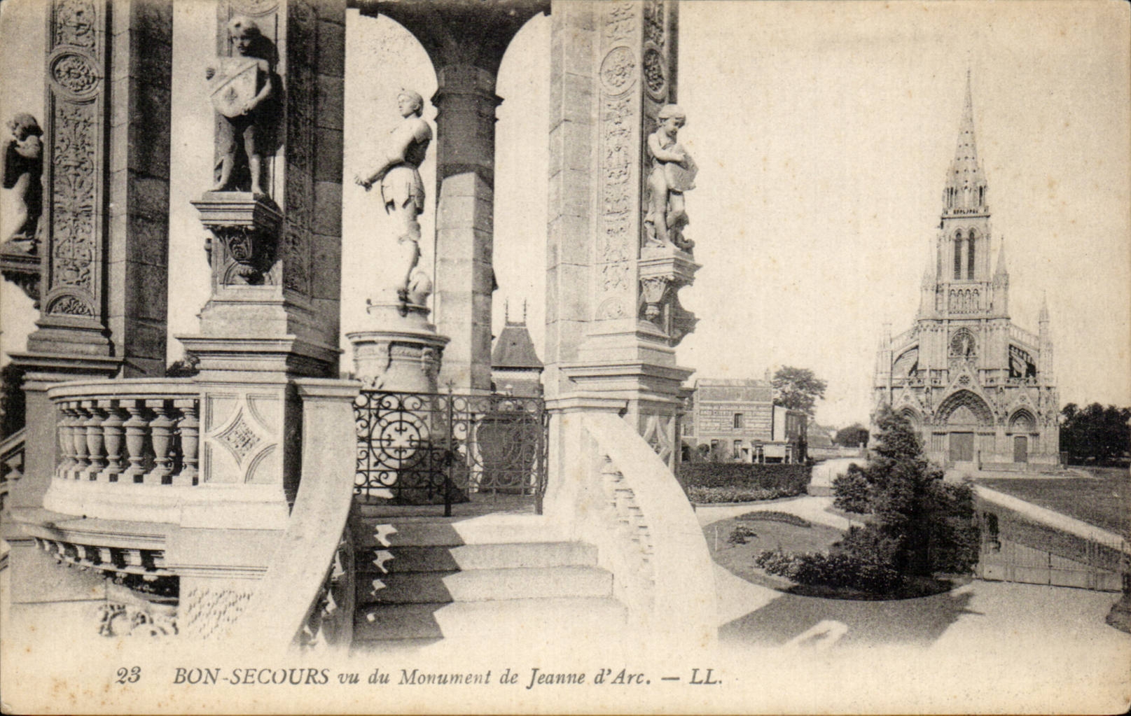 CPA Bonsecours seen of the monument of Jeanne of arc