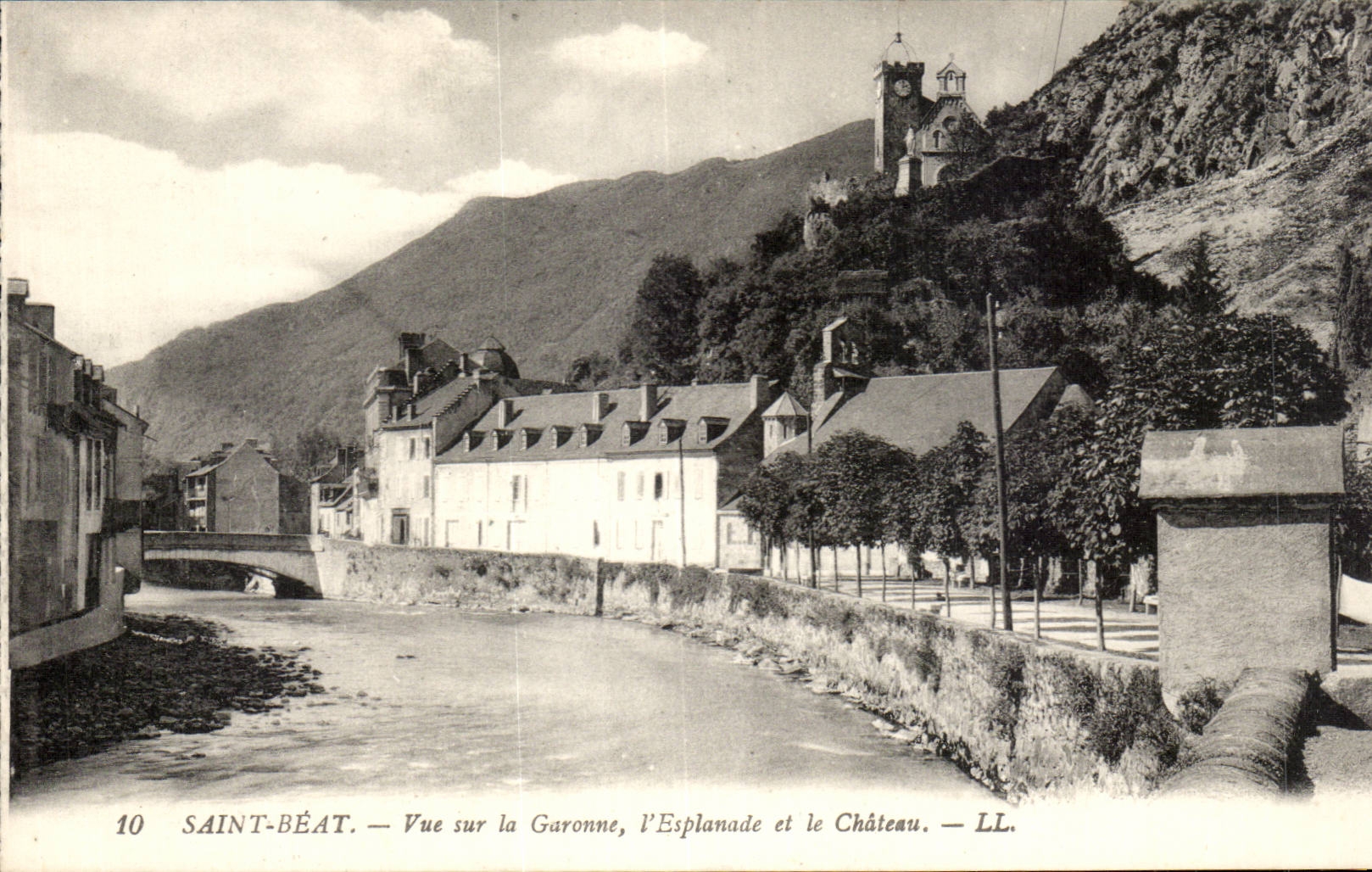CPA Saint Happy Sight on the Garonne the esplanade and the castle