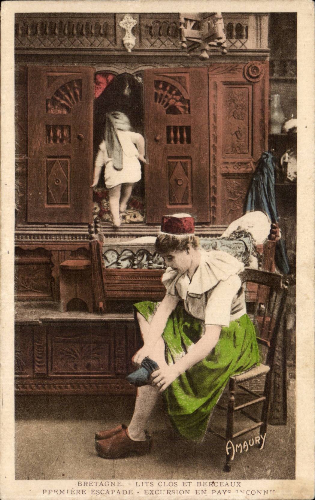 CPA Fantasy In Brittany closed Beds and cradles Folklore Costume