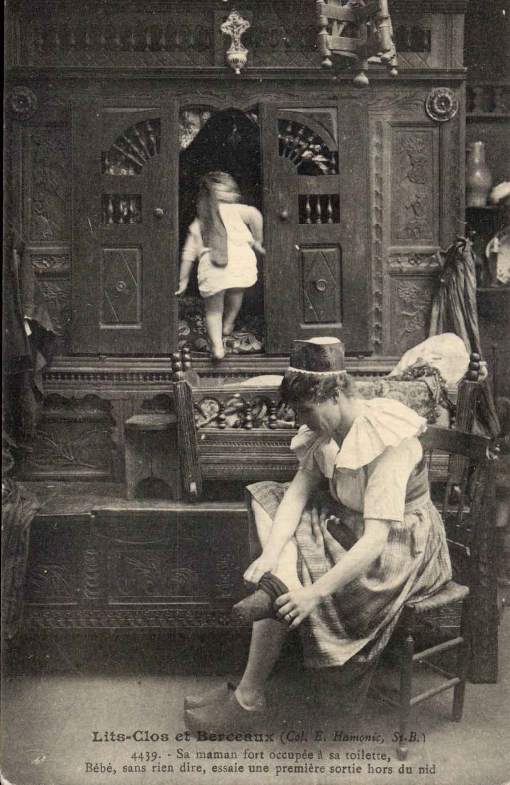 CPA Fantasy In Brittany closed Beds and cradles Folklore Costume