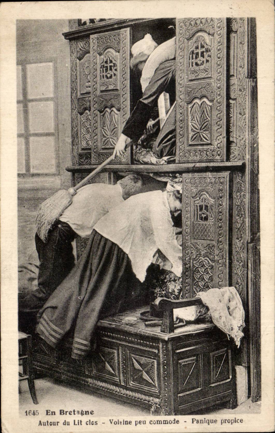 CPA Fantasy In Brittany closed Beds and cradles Folklore Costume