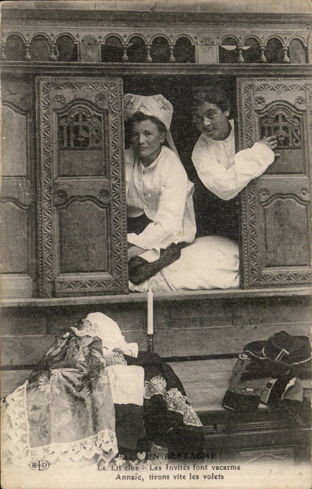 CPA Fantasy In Brittany closed Beds and cradles Folklore Costume