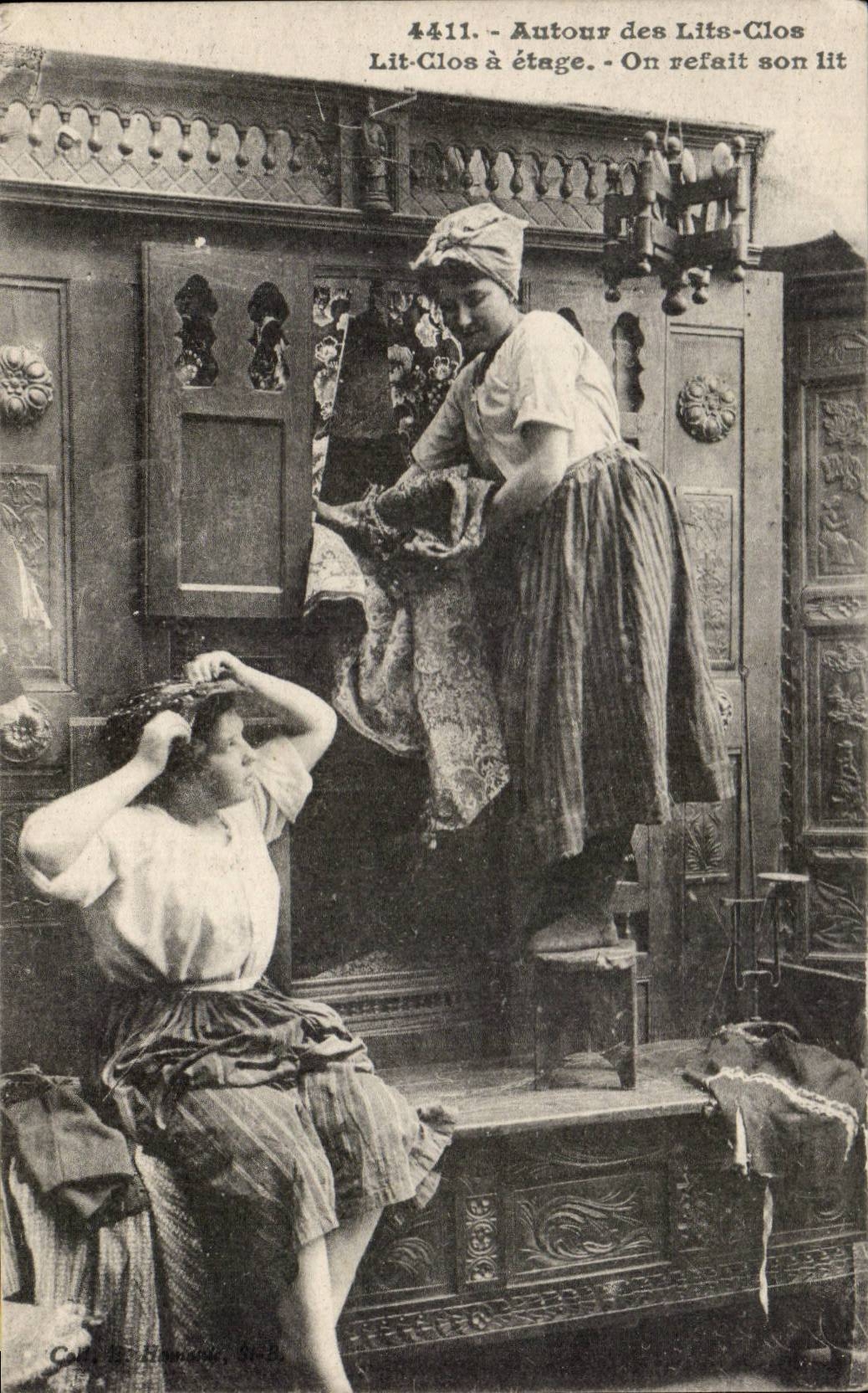 CPA Fantasy In Brittany closed Beds and cradles Folklore Costume