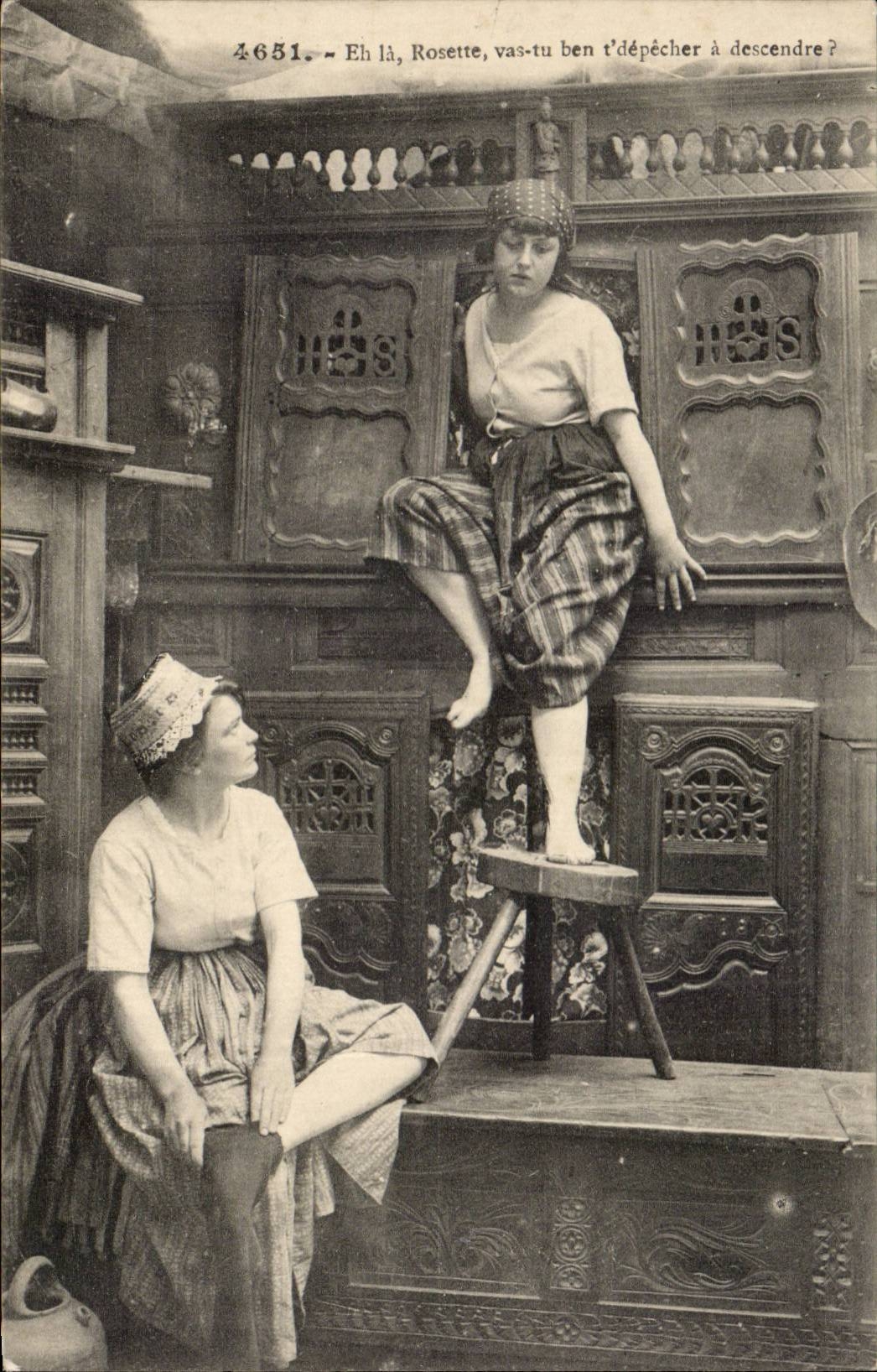 CPA Fantasy In Brittany closed Beds and cradles Folklore Costume