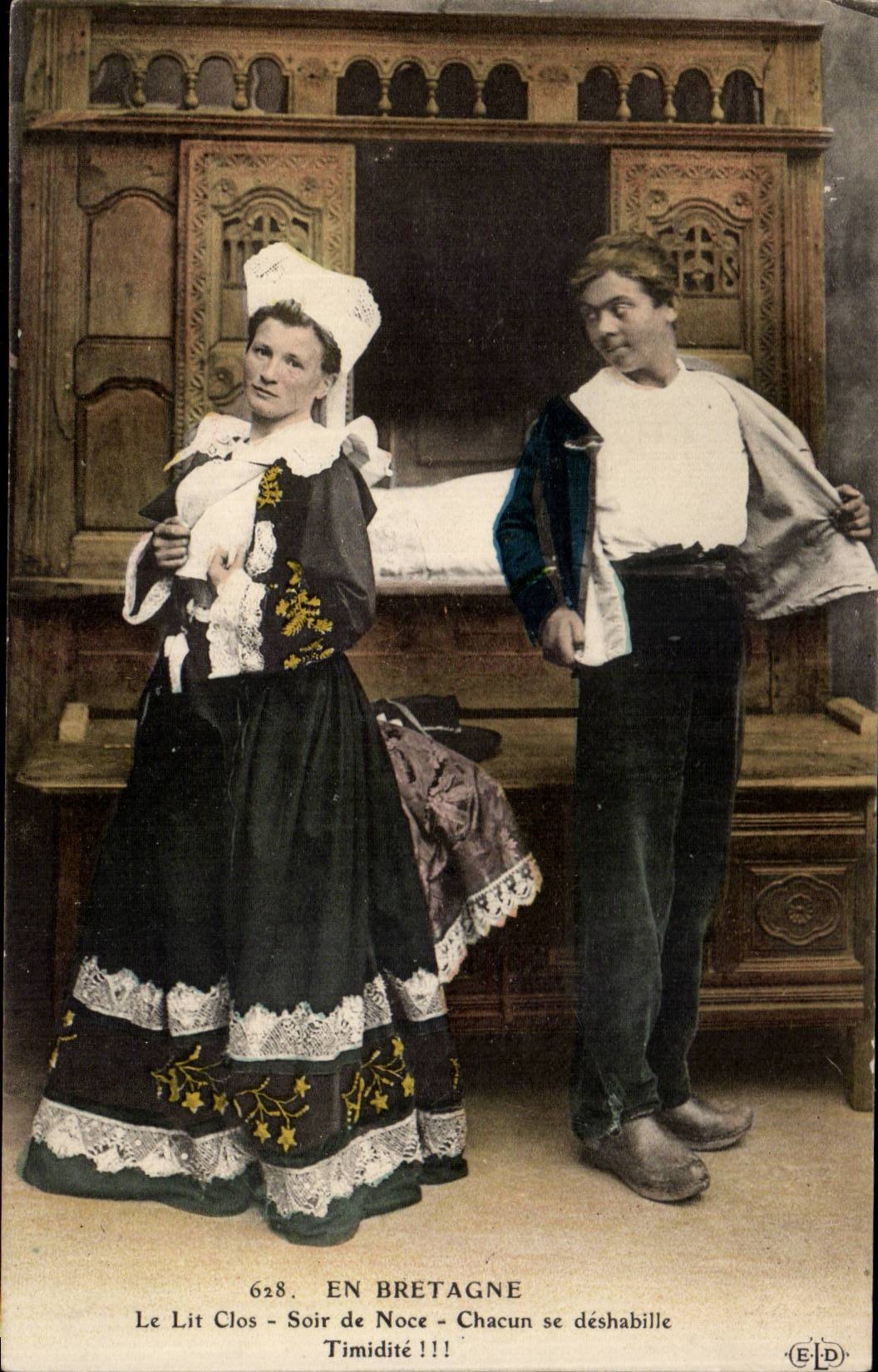 CPA Fantasy In Brittany closed Beds and cradles Folklore Costume