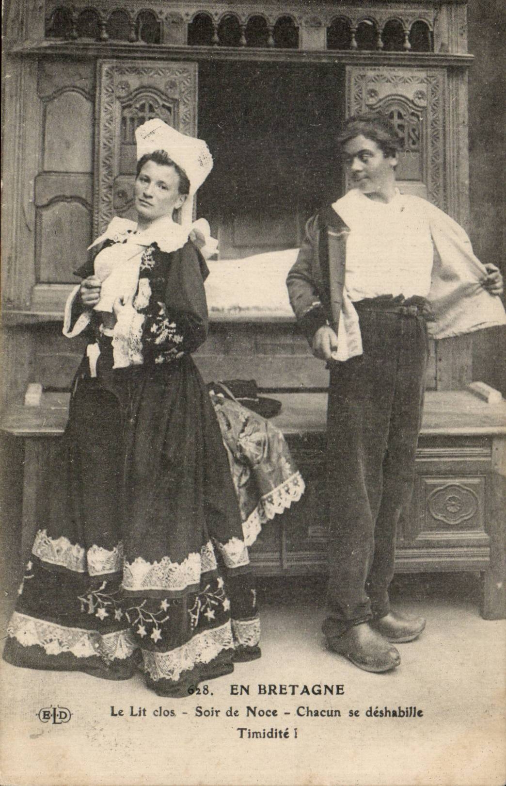 CPA Fantasy In Brittany closed Beds and cradles Folklore Costume