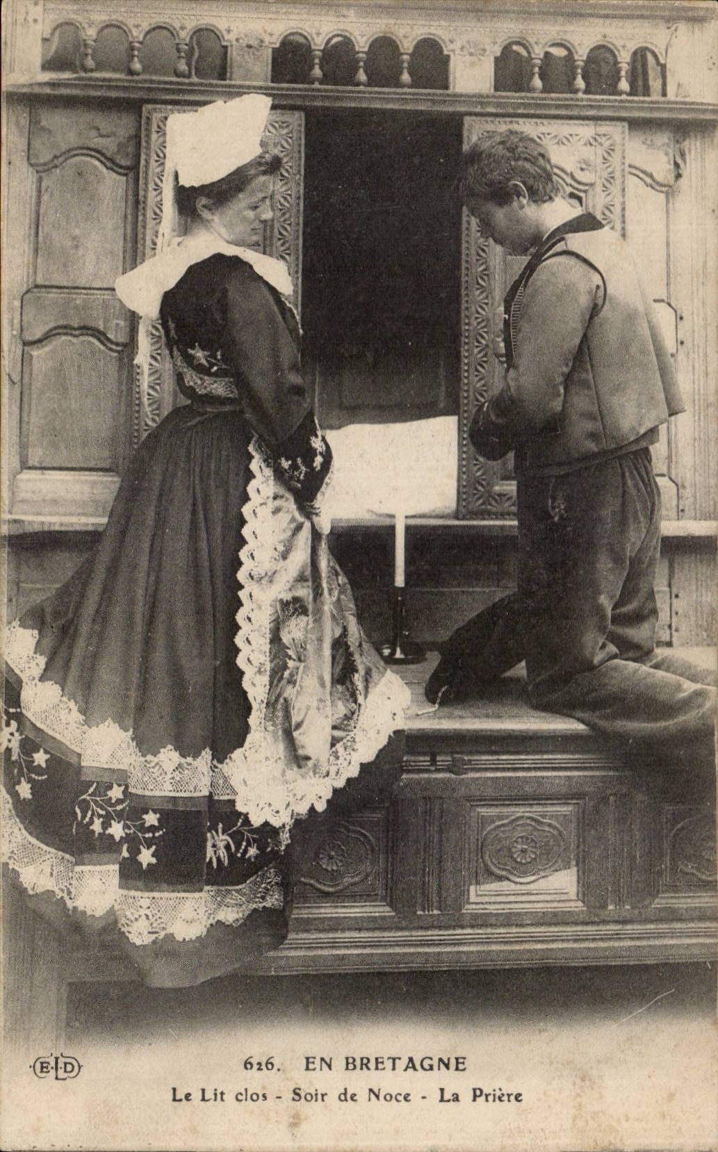 CPA Fantasy In Brittany closed Beds and cradles Folklore Costume