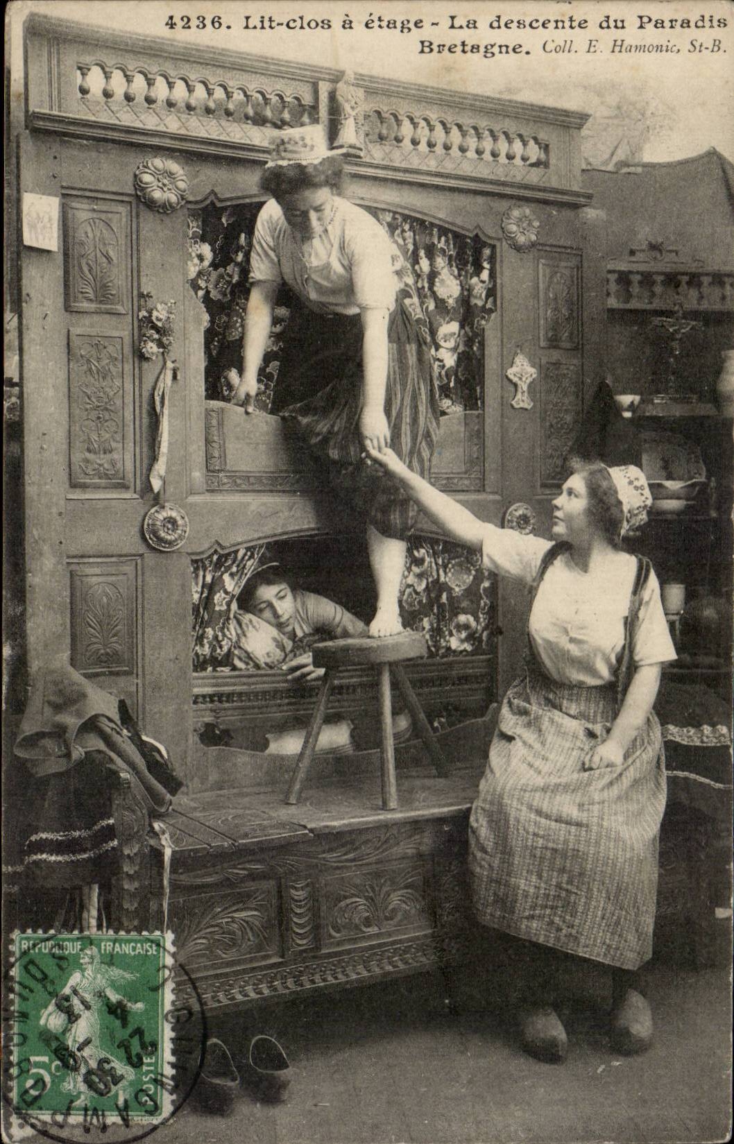 CPA Fantasy In Brittany closed Beds and cradles Folklore Costume