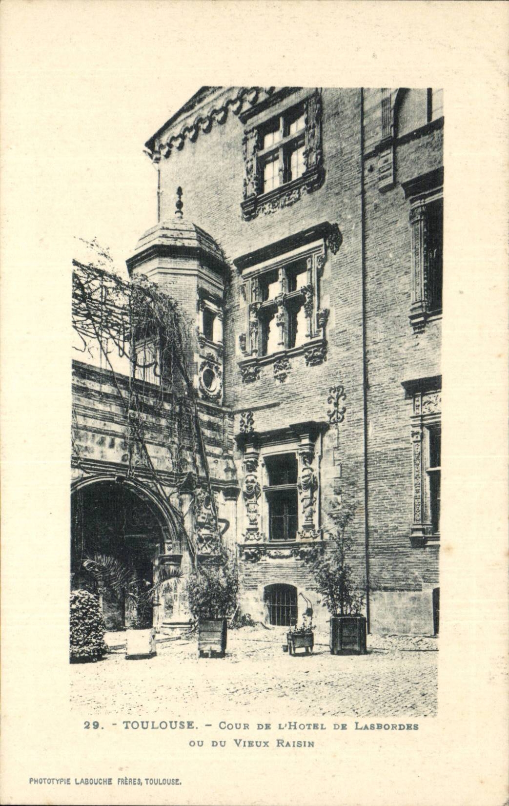 CPA Toulouse Cour de l'hotel de Lasbordes ou du vieux Raisin