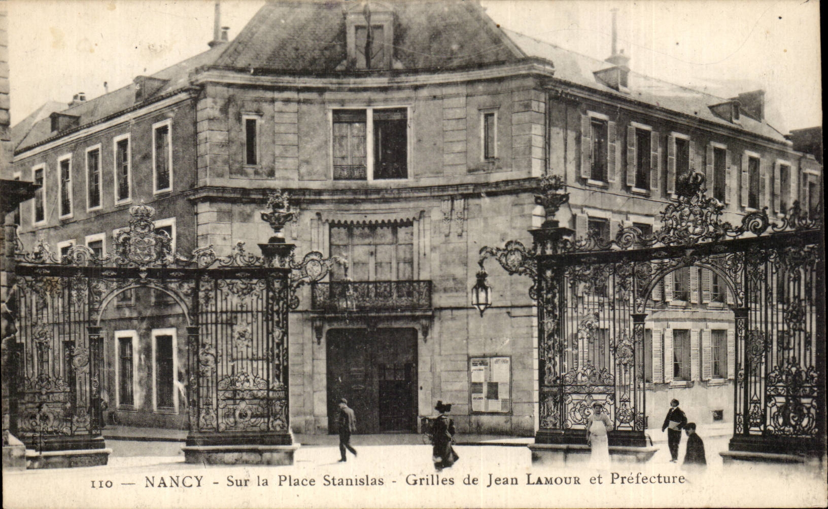 CPA Nancy sur la place Stanislas Grilles de Jean Lamour et Prefecture