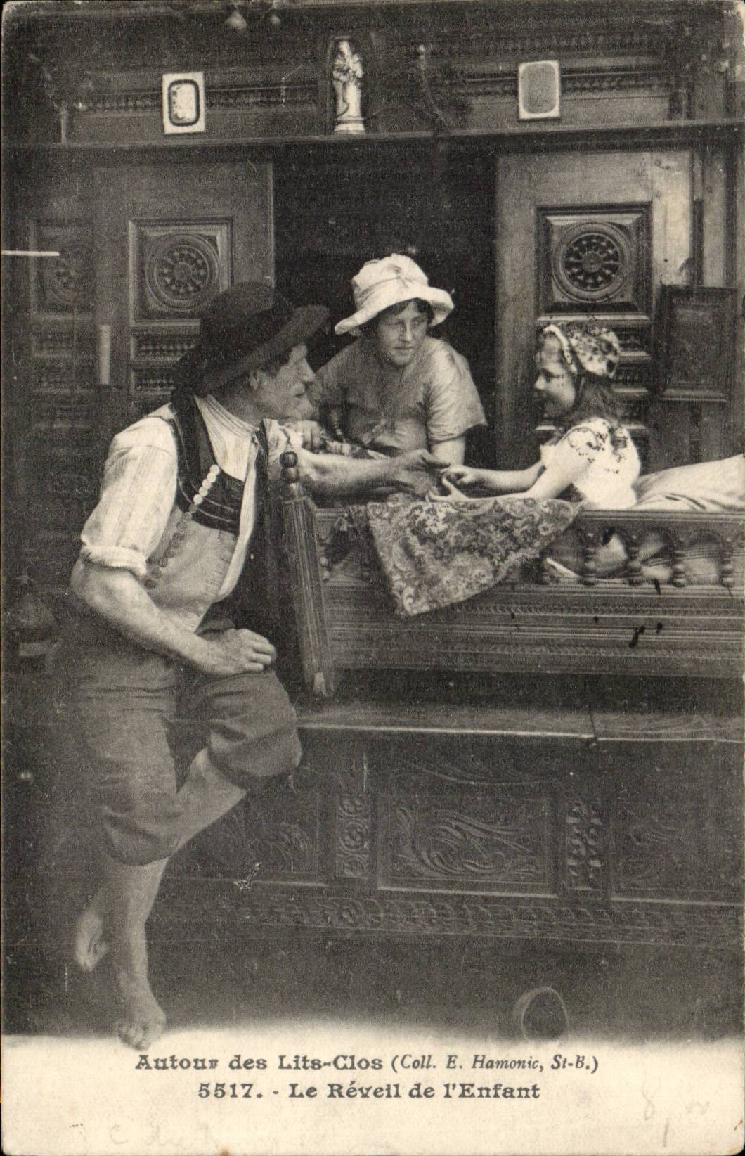 Brittany CPA closed beds Folklore Costume the alarm clock of the child