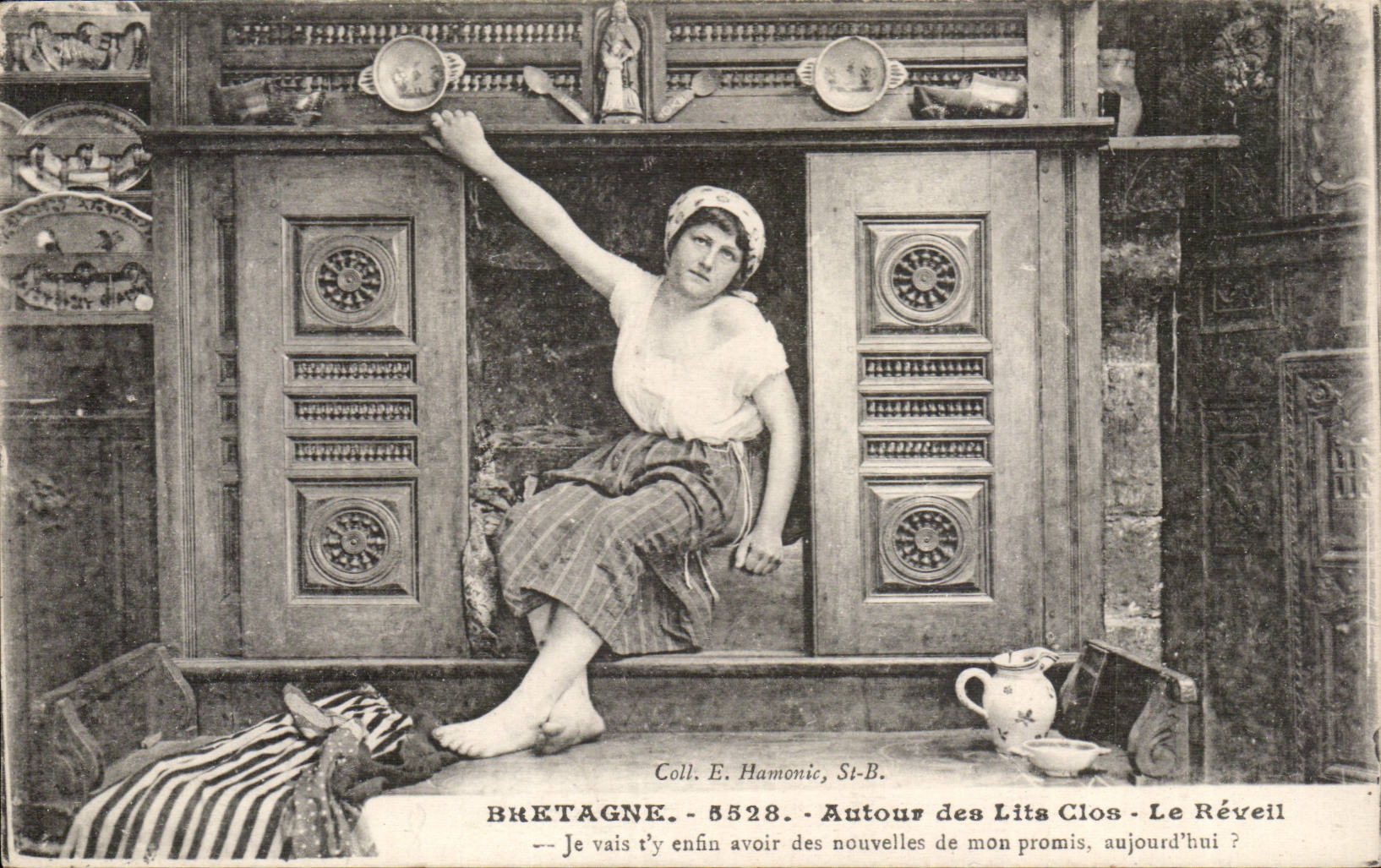 Brittany CPA closed beds Folklore Costume the alarm clock