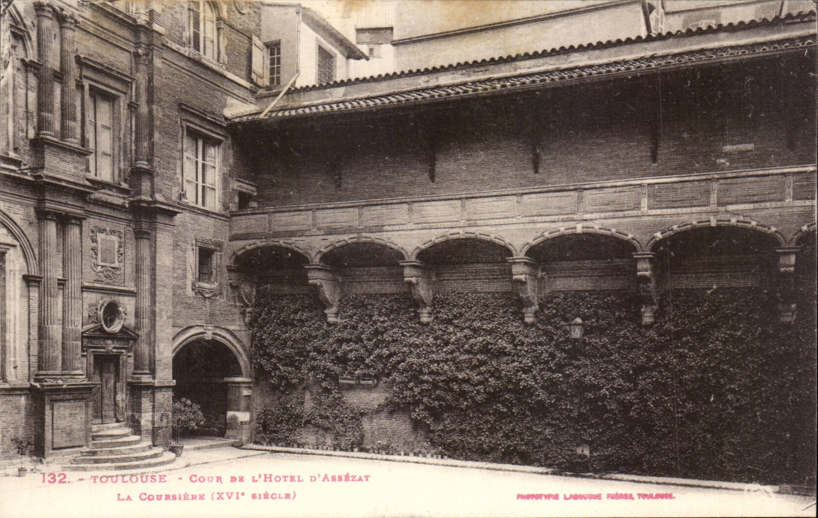 Toulouse CPA Cour de l'hotel d'Assezat La Courbiere (16eme)