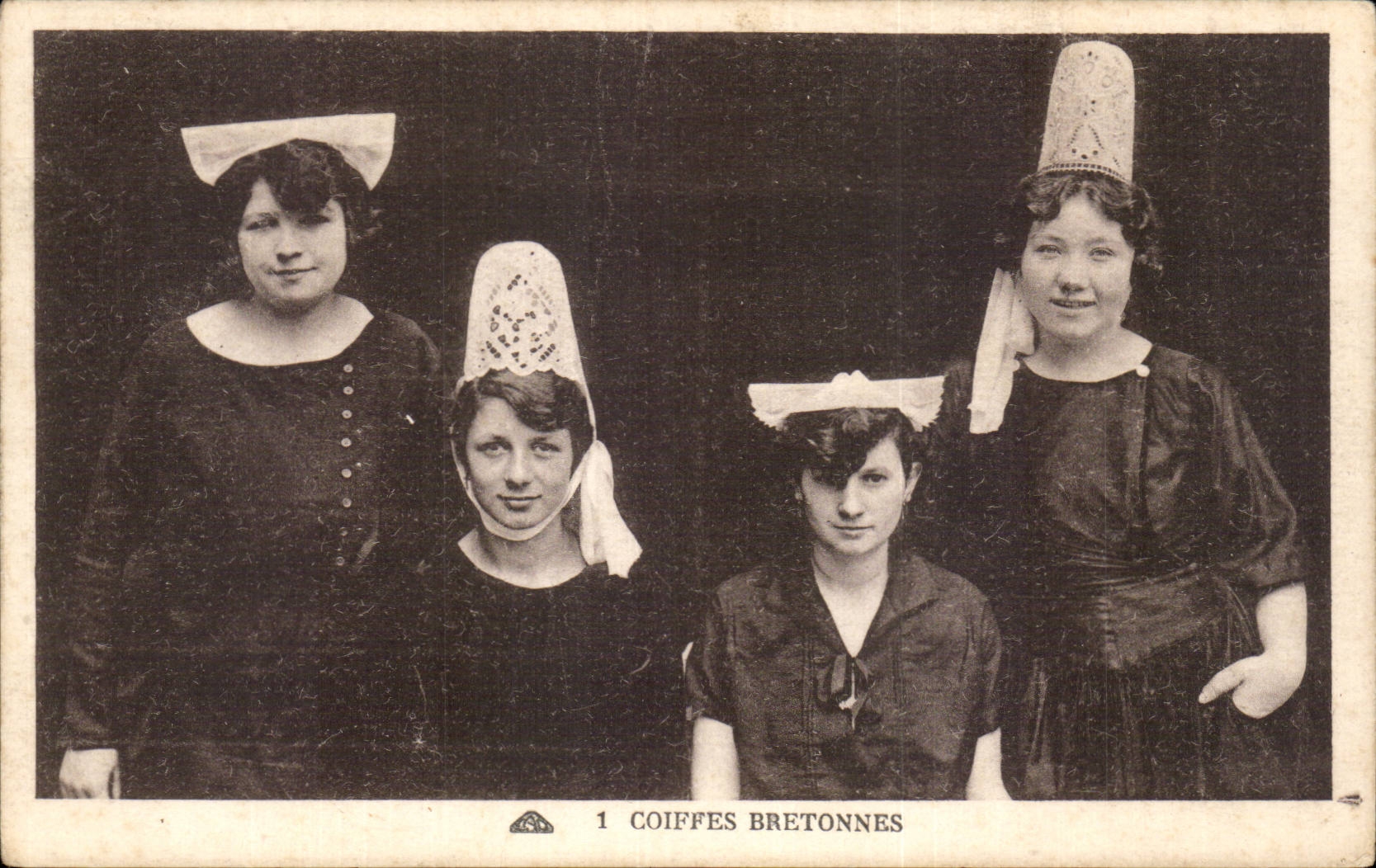 CPA Brittany Folklore Breton Caps