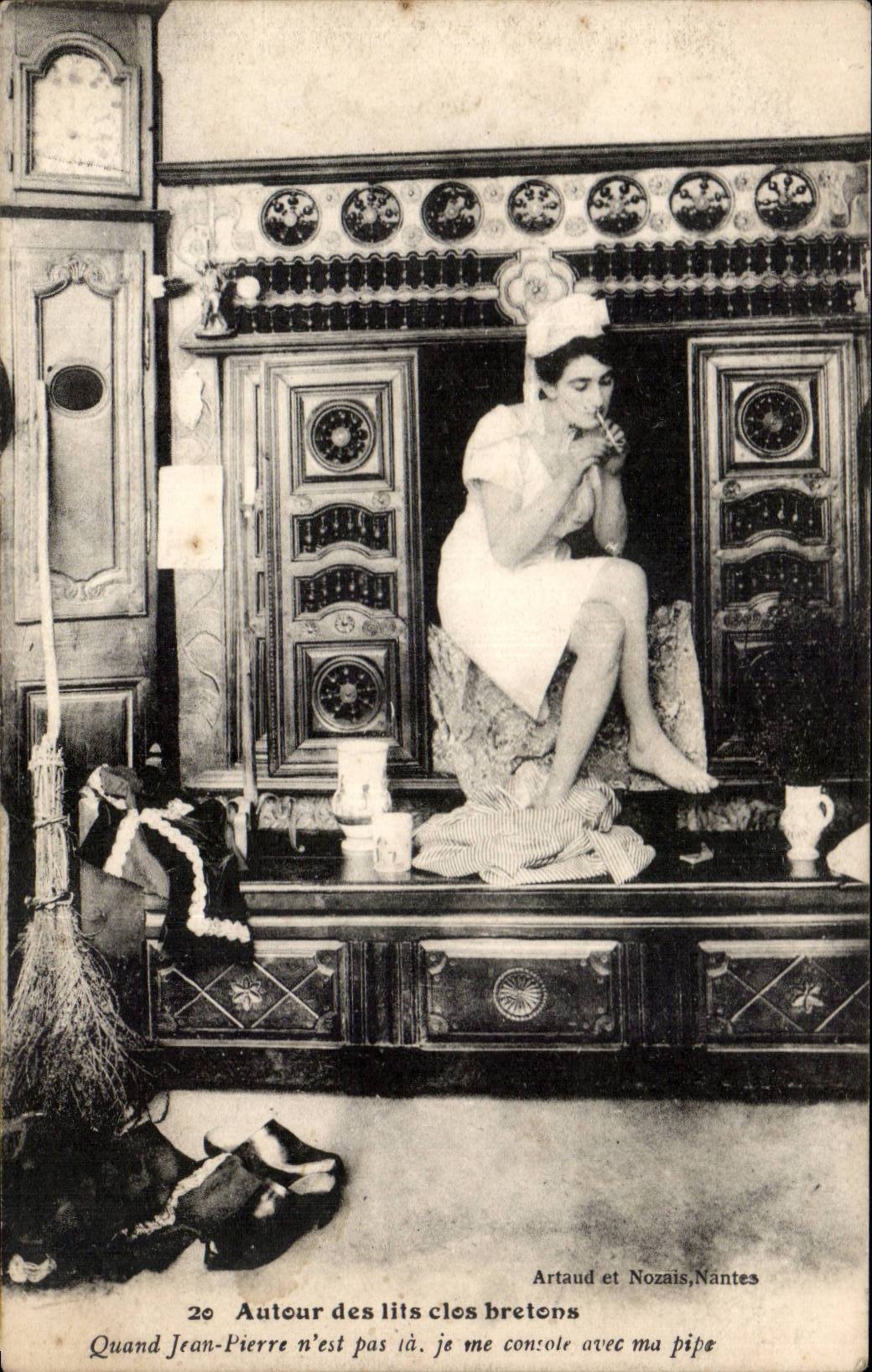 CPA Brittany Folklore Costume Around the Breton closed beds