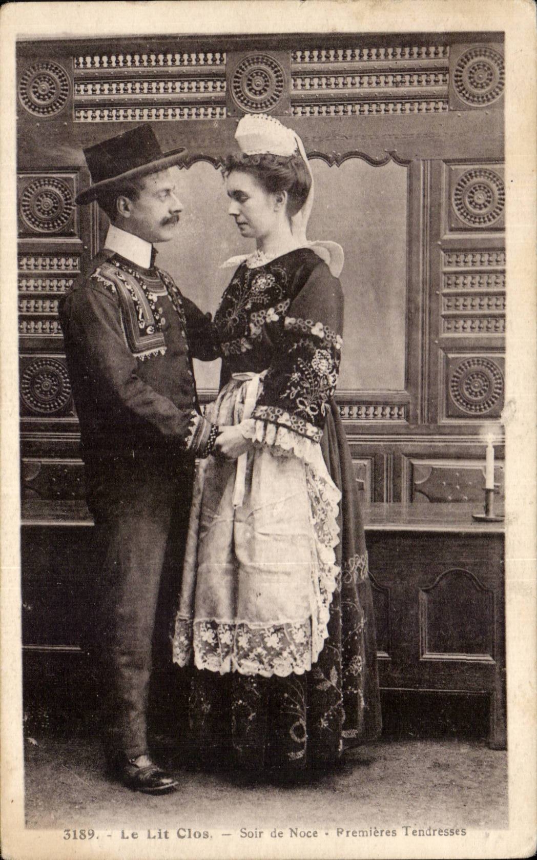 CPA Brittany Folklore Costume Around the Breton closed beds Evening of wedding First tendernesses