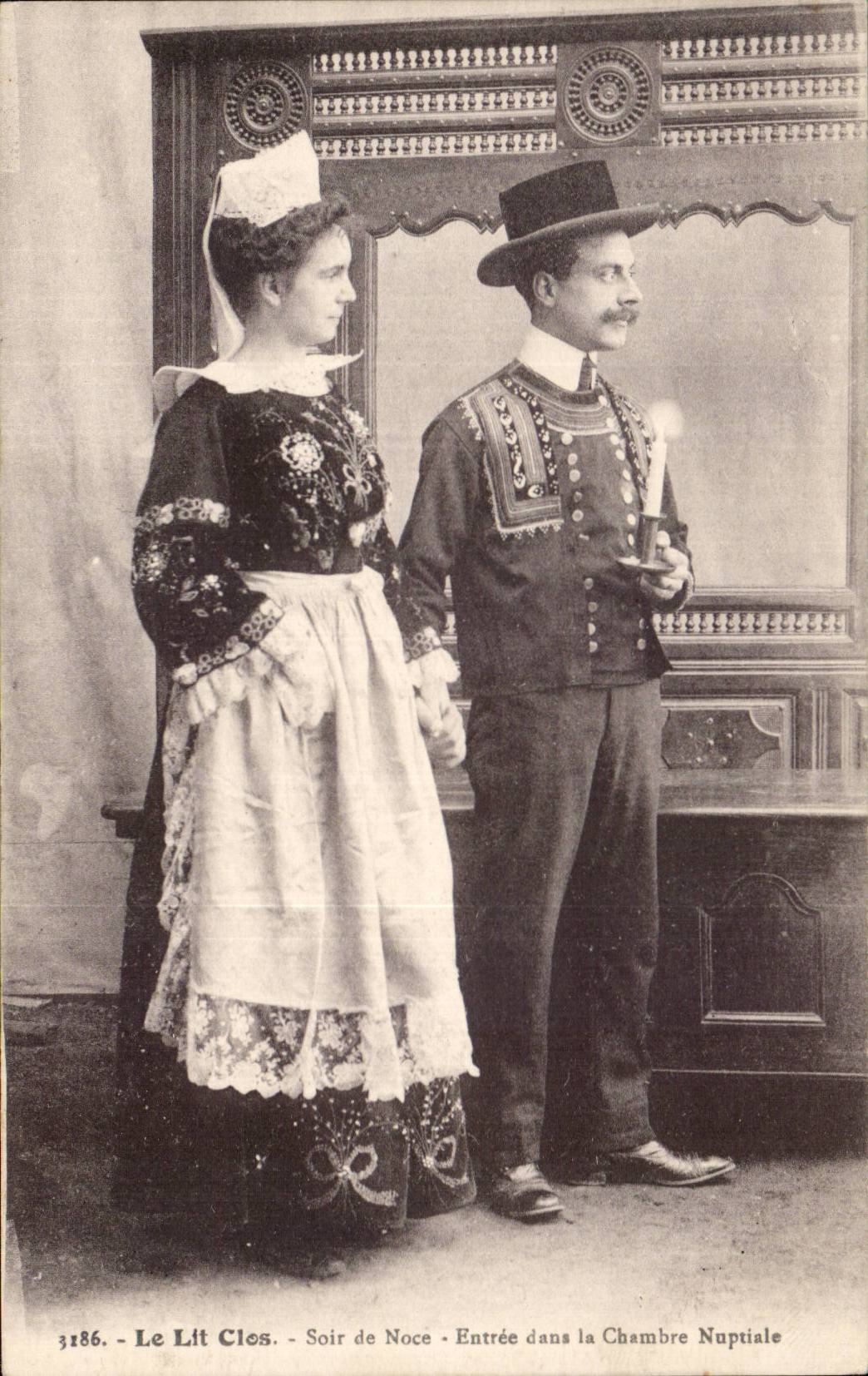CPA Brittany Folklore Costume Around the Breton closed beds Evening of wedding Entrance in the bridal room