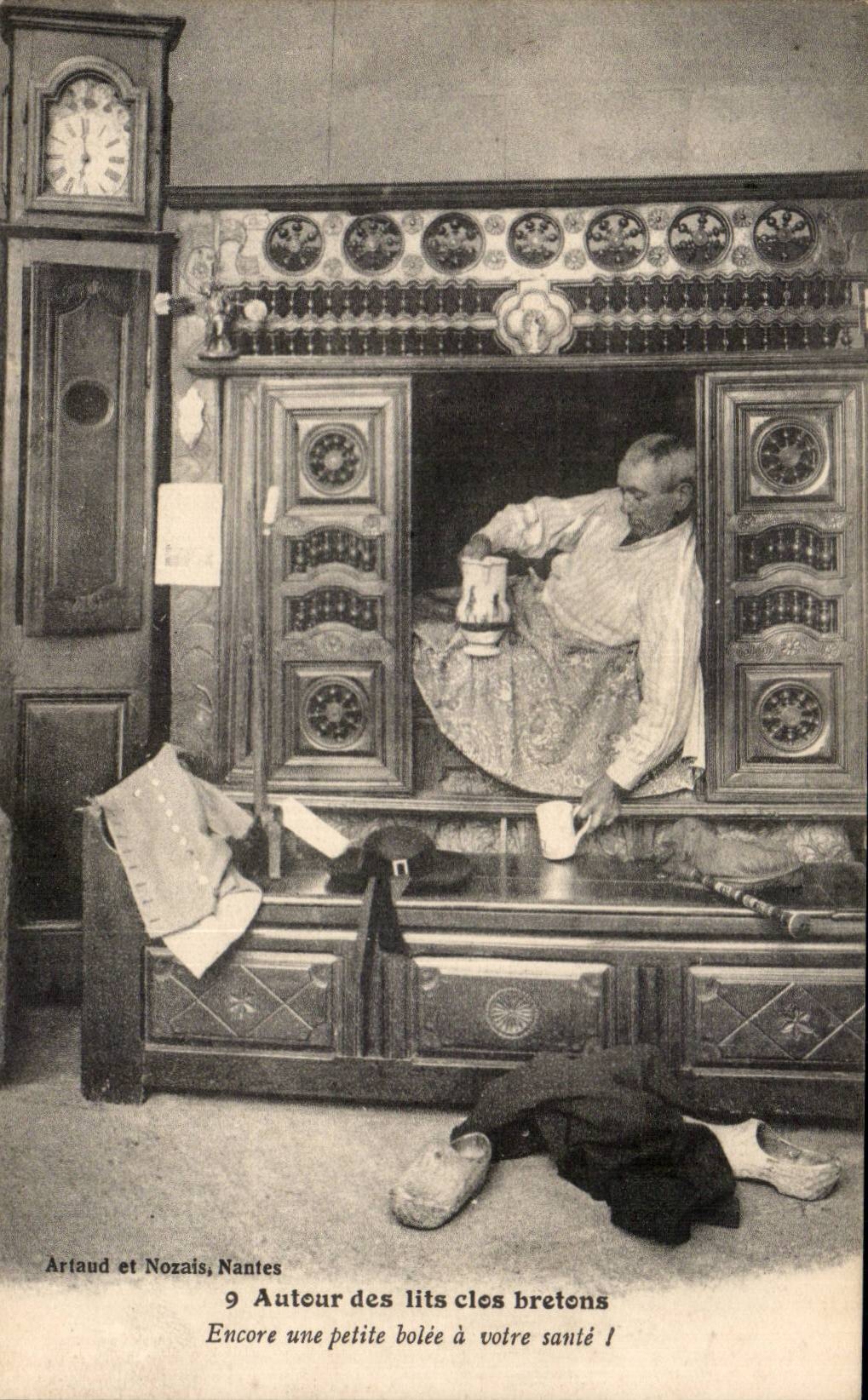 CPA Brittany Folklore Costume Around the Breton closed beds