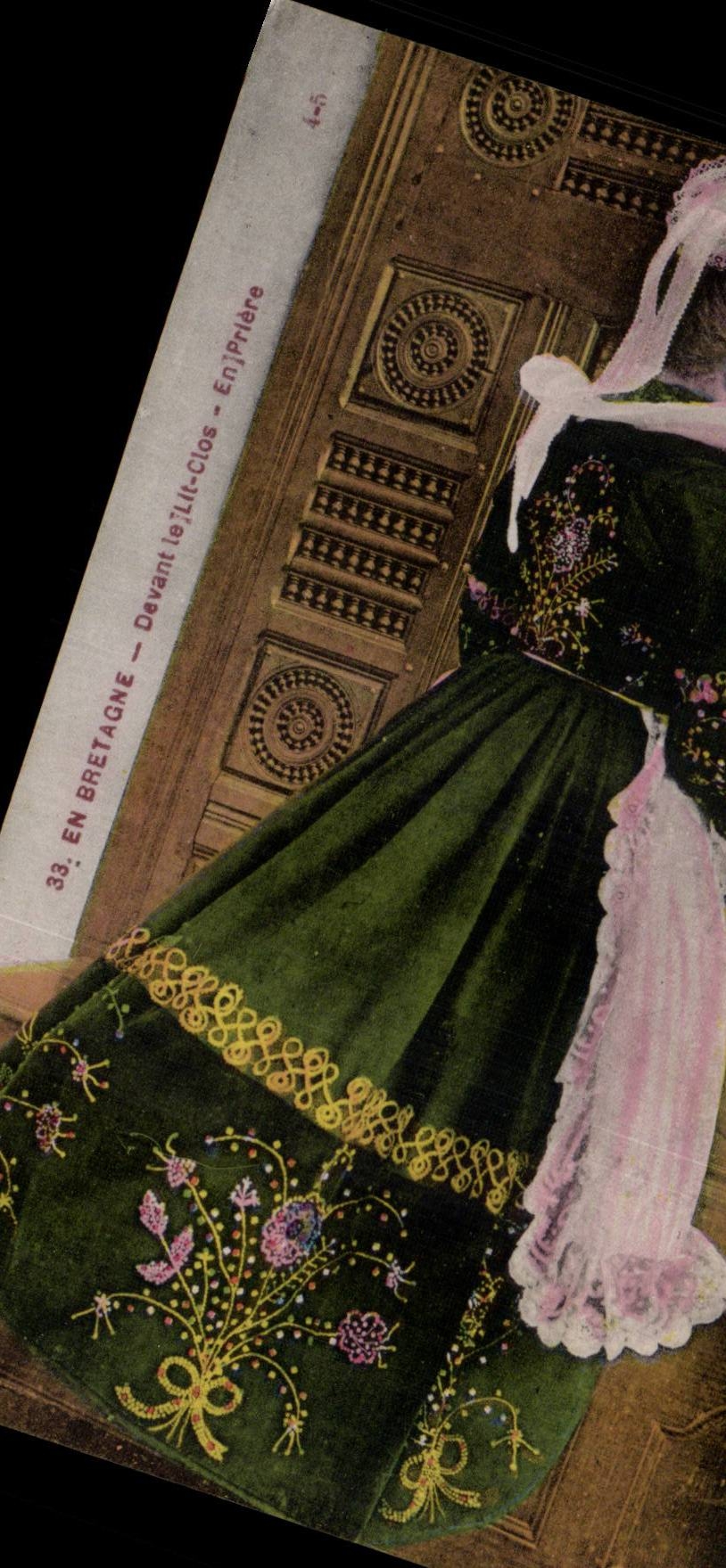 CPA In Brittany in front of the bed closed In prayer Folklore Costume