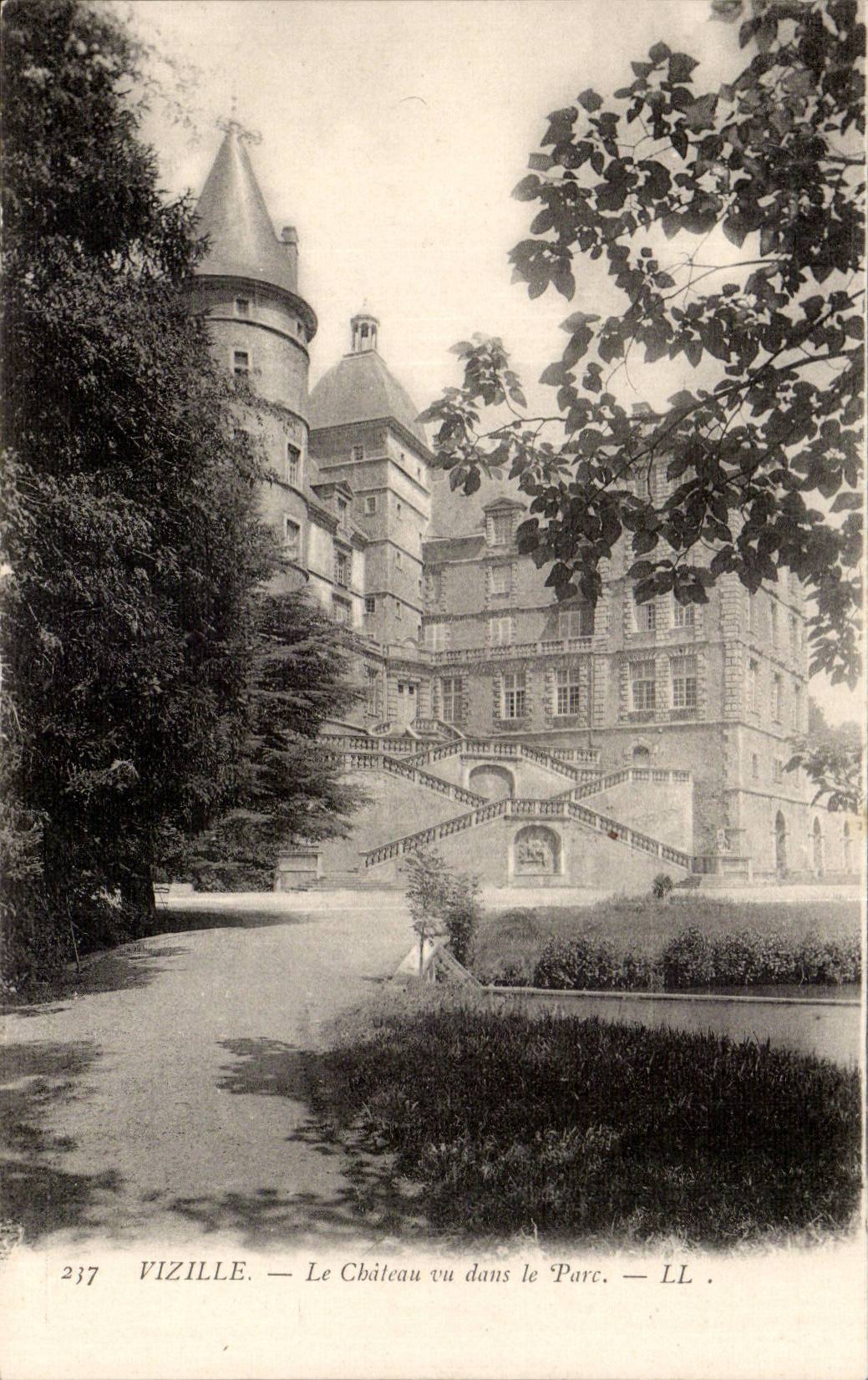 CPA Dauphine Vizille the castle seen in the park