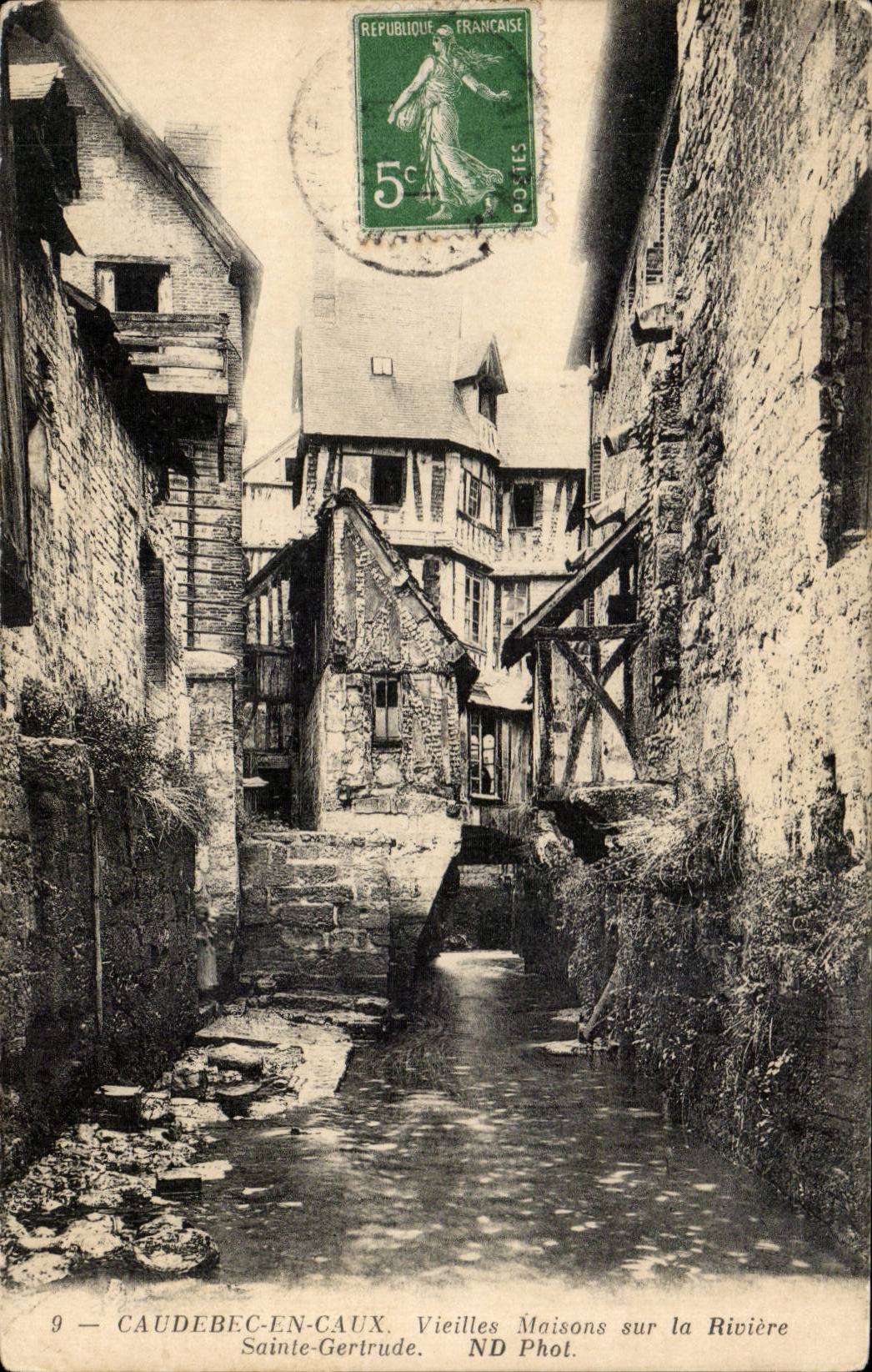 CPA CAudebec in CAux Old women houses on the river Sainte Gertrude
