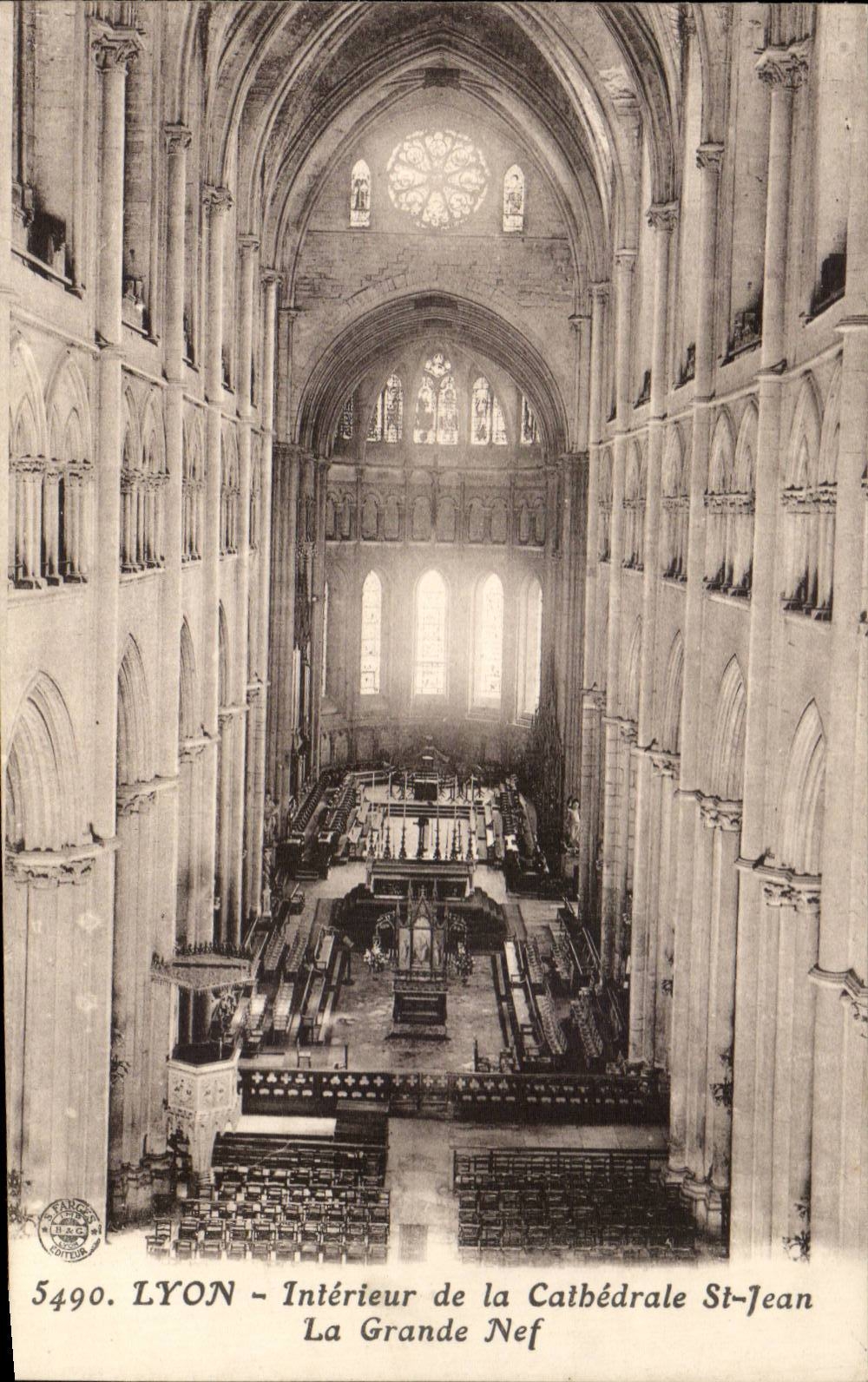 CPA Interior Lyon of the cathedral Saint Jean the great nave