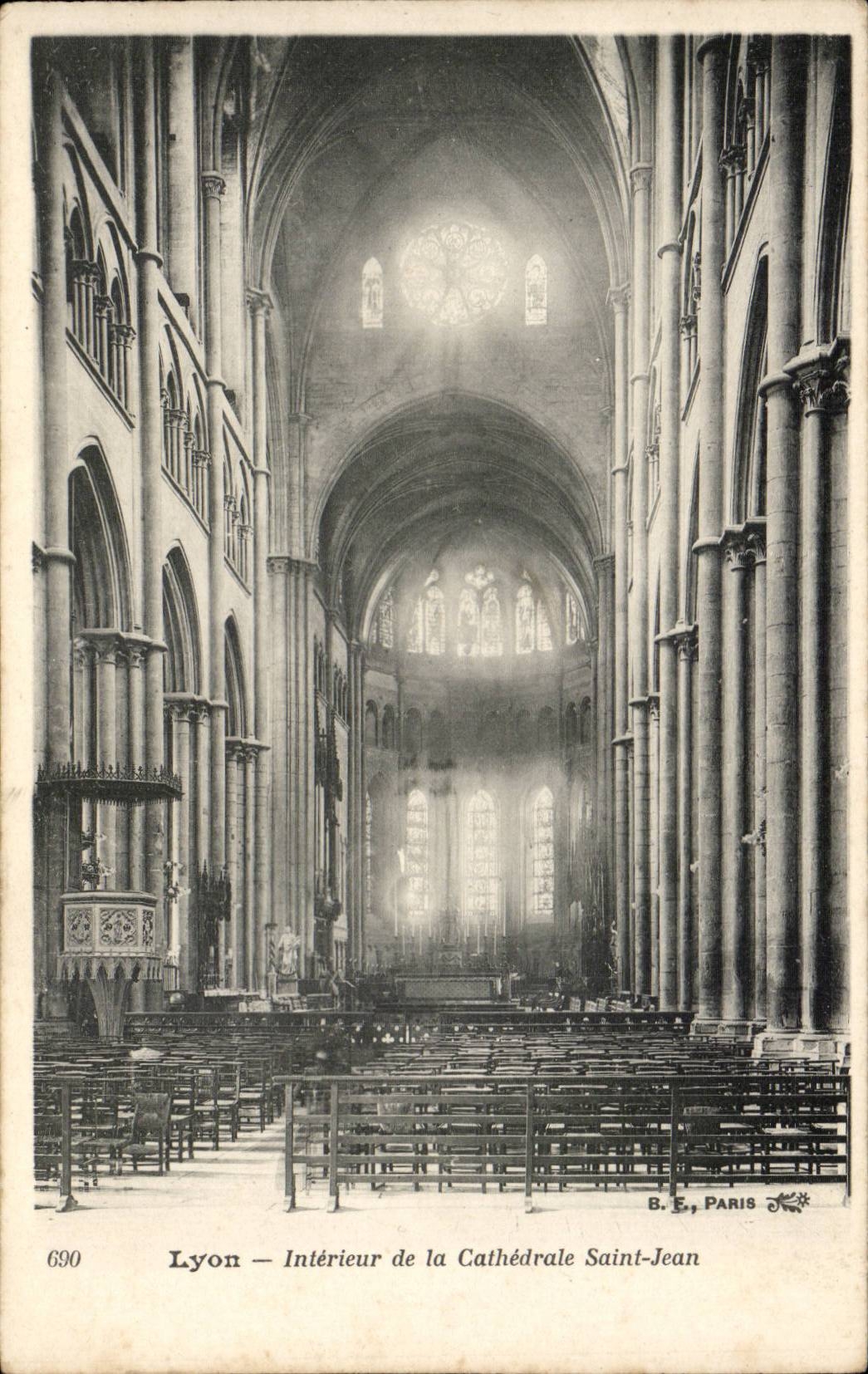 CPA Interior Lyon of the cathedral Saint Jean