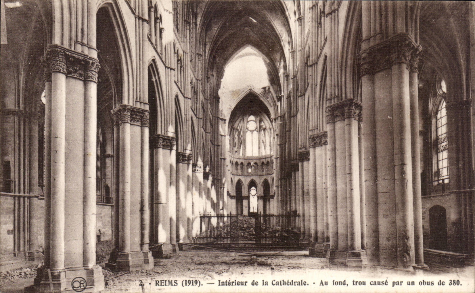 CPA Reims Interieur of the cathedral At the bottom hole causes by a shell of 380