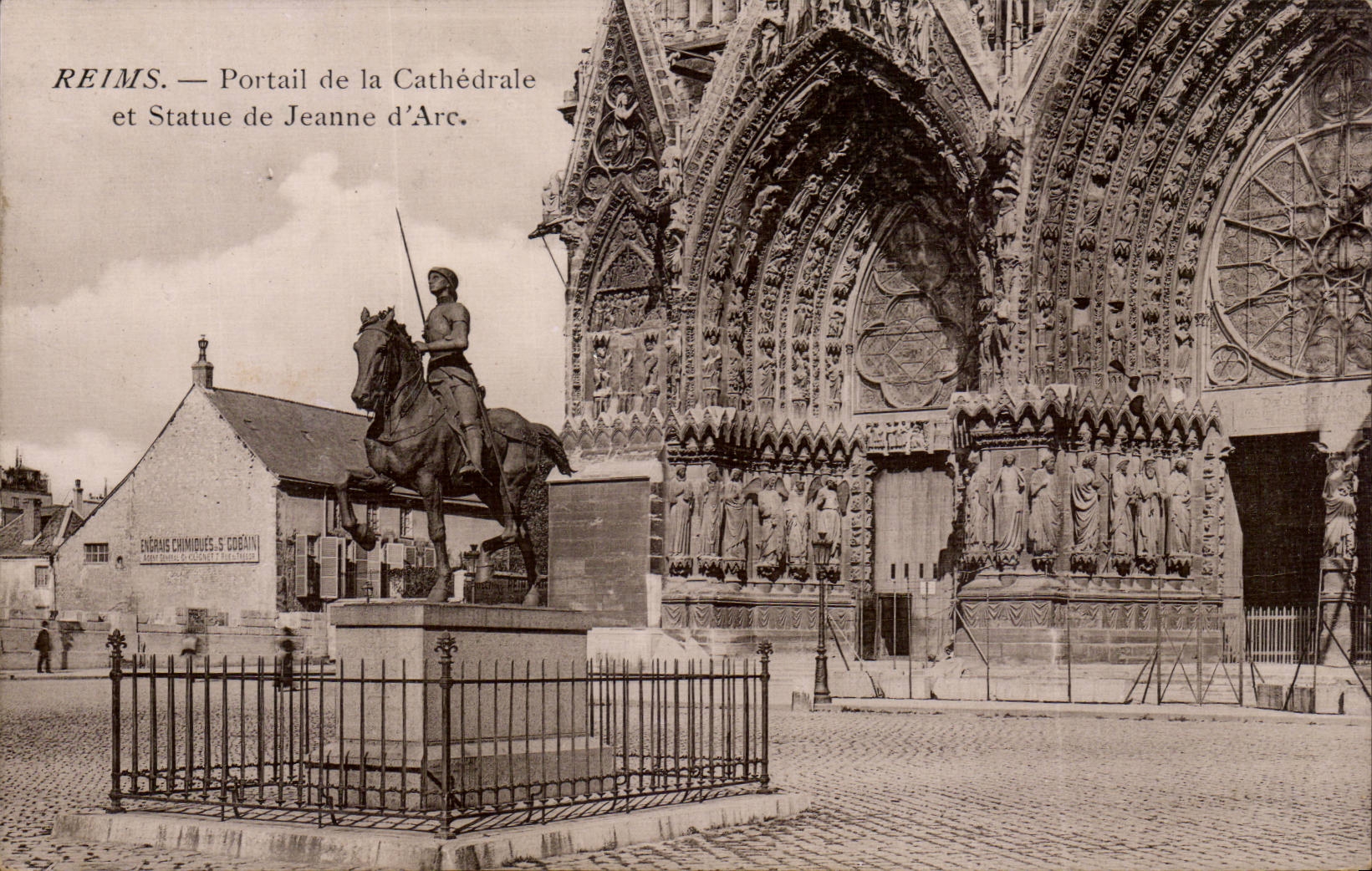 CPA Reims Gate of the cathedral and Statue of Jeanne of arc