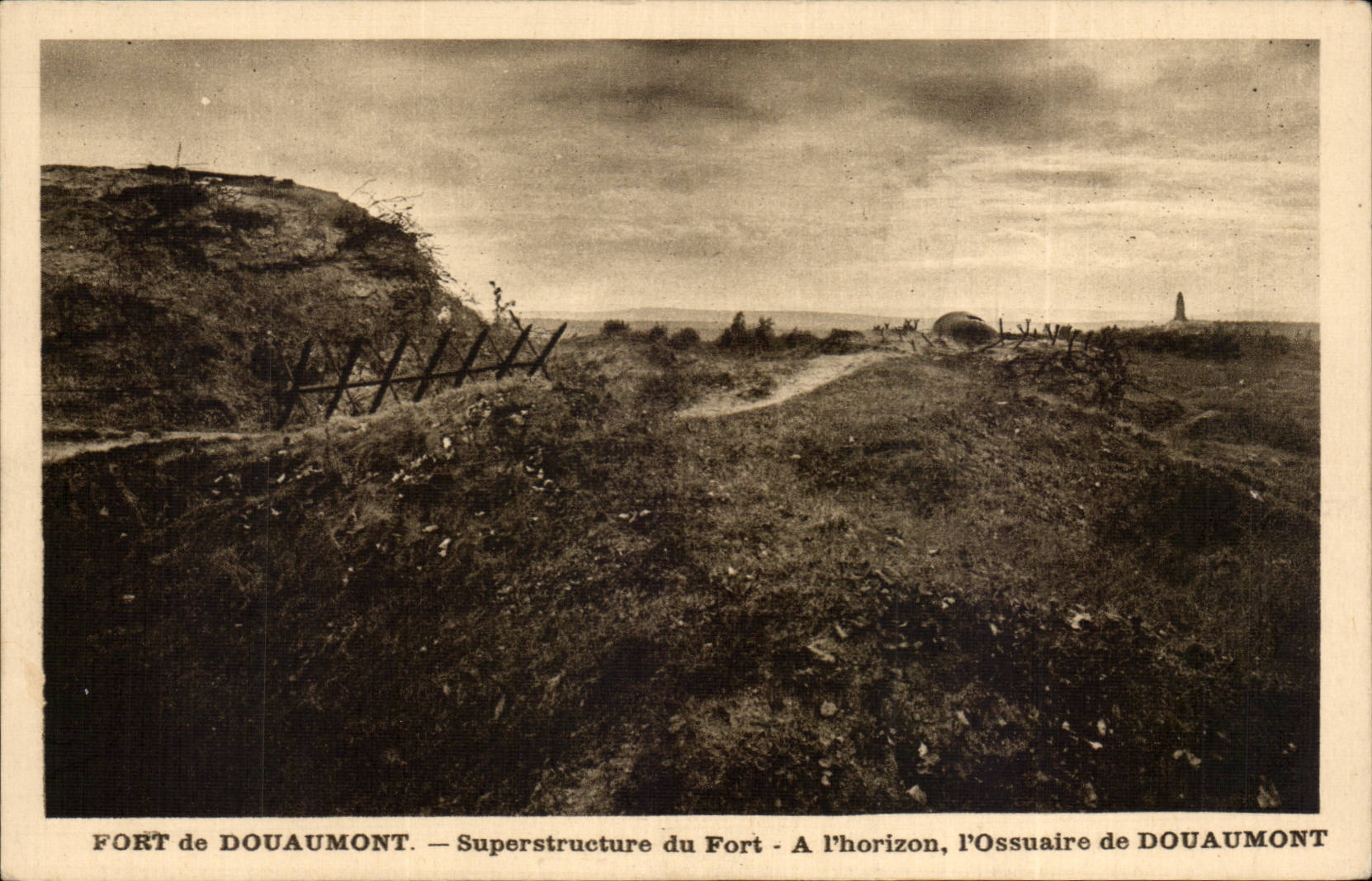 CPA Fort of Douaumont Superstructure of the fort at the horizon the ossuary of Douaumont