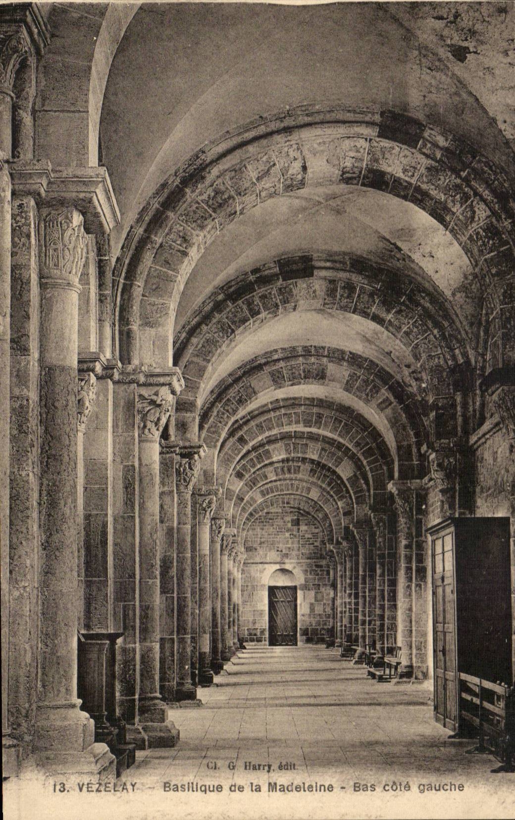 CPA Vezelay Basilica of the Low Madeleine left side