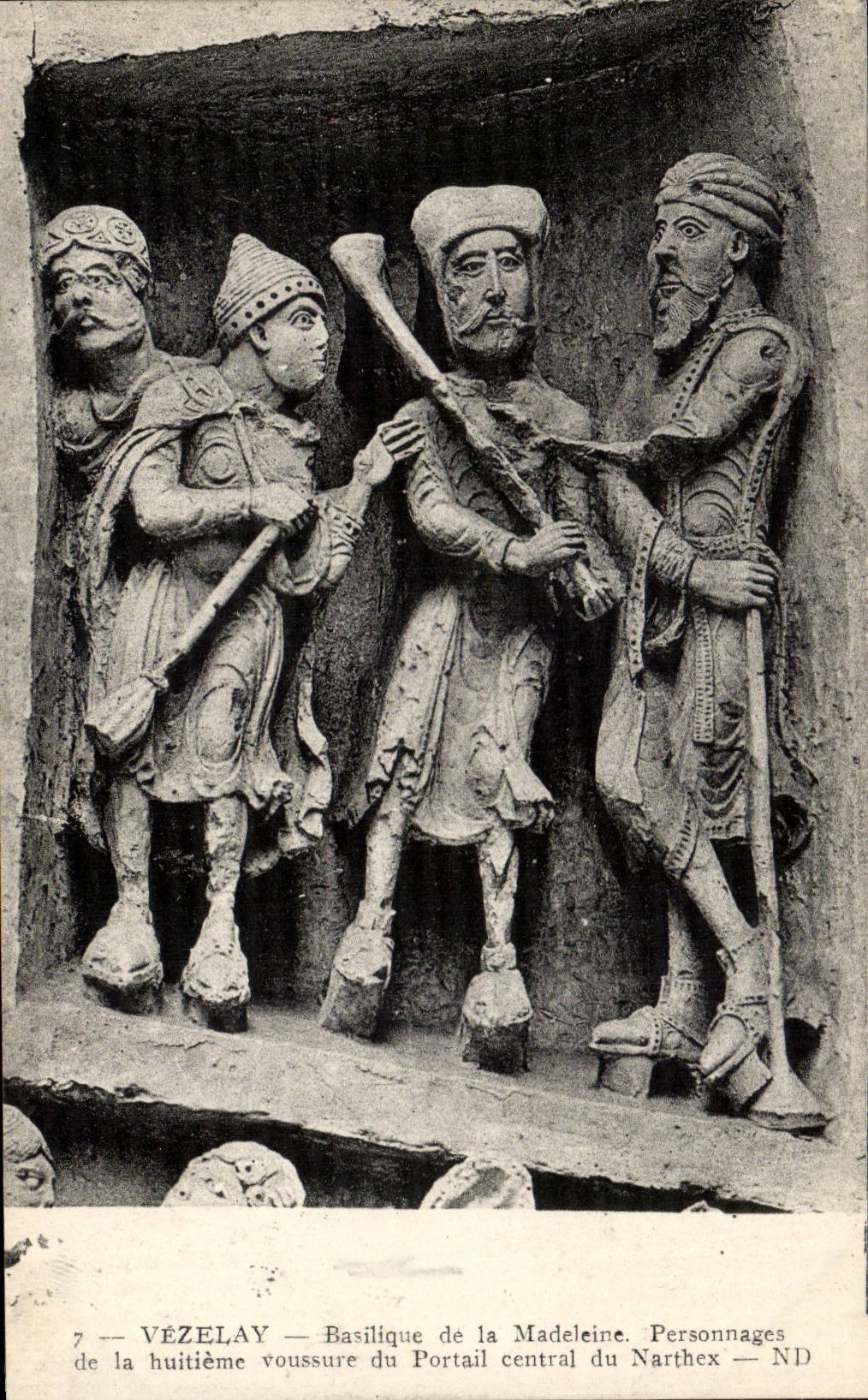 CPA Vezelay Basilica of the Madeleine Characters of the eighth curve of the central gate of Narthex