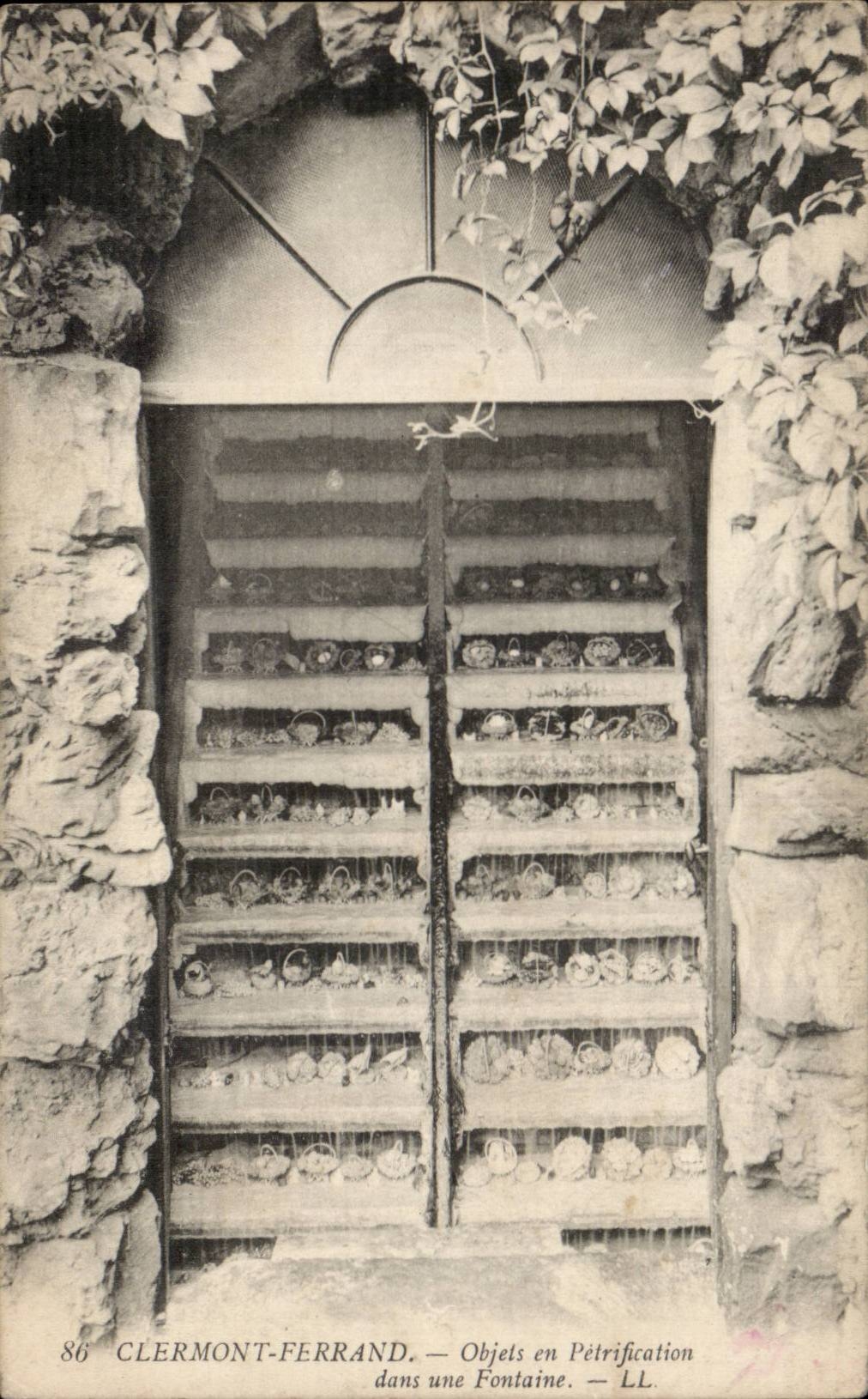 CPA Clermont Ferrand Objects in petrification in a fountain