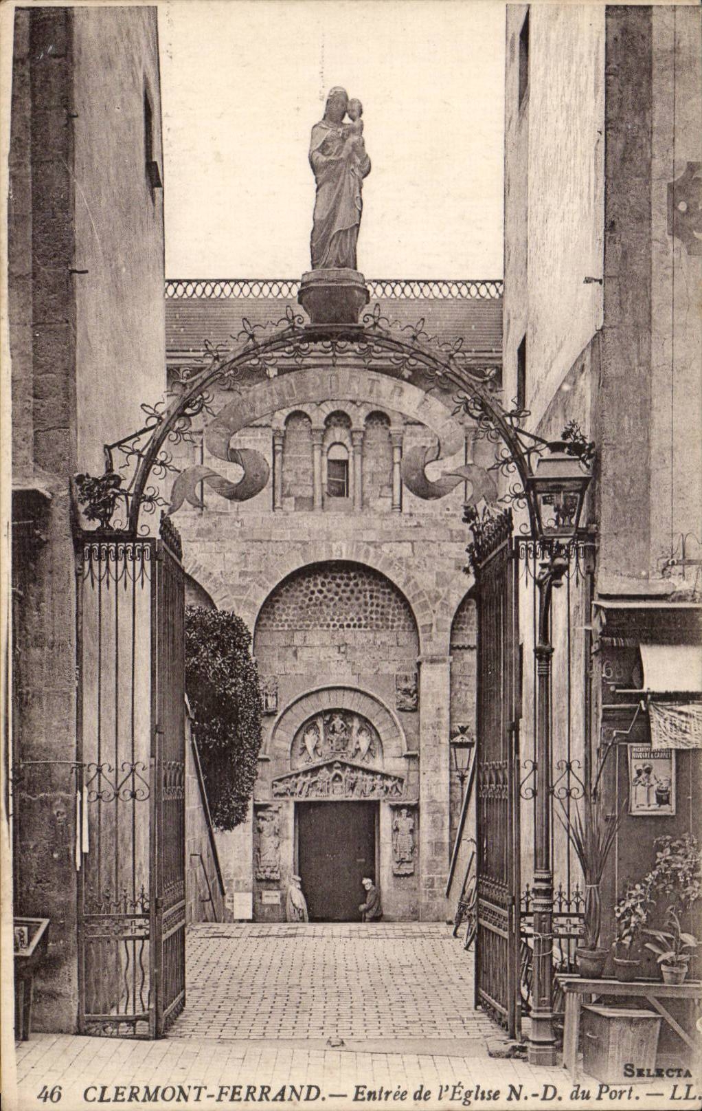 CPA Clermont Ferrand Entrance of the church ND of the port