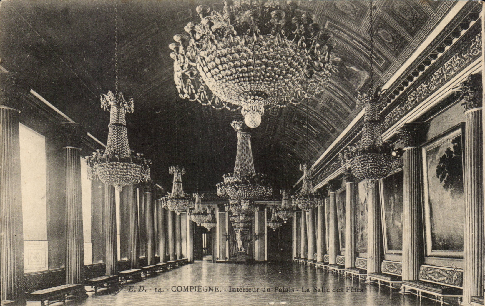 CPA Gaumen von InnenCompiegne des Gaumens die Dorfhalle