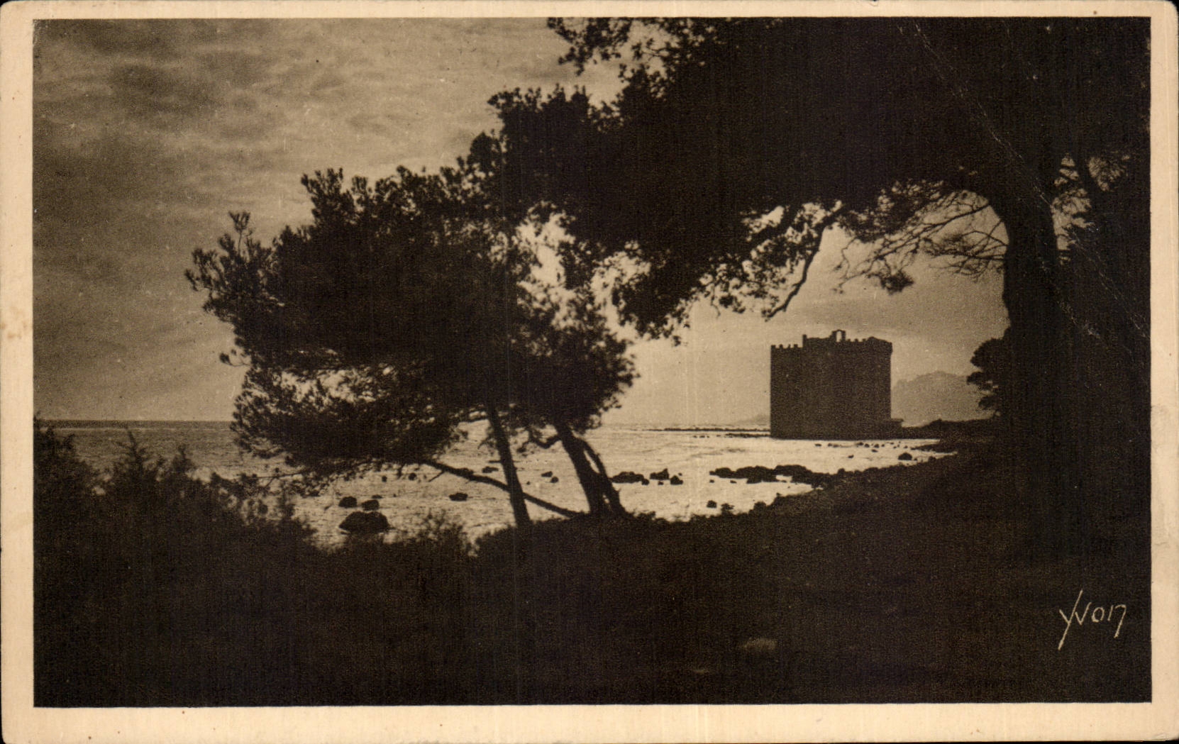 CPA Cannes the island Saint honorat the old castle