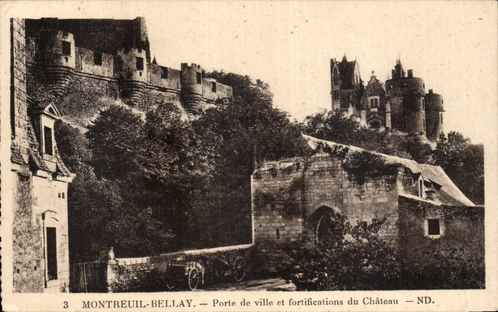 CPA Montreuil Bellay Porte de ville et fortifications du chateau