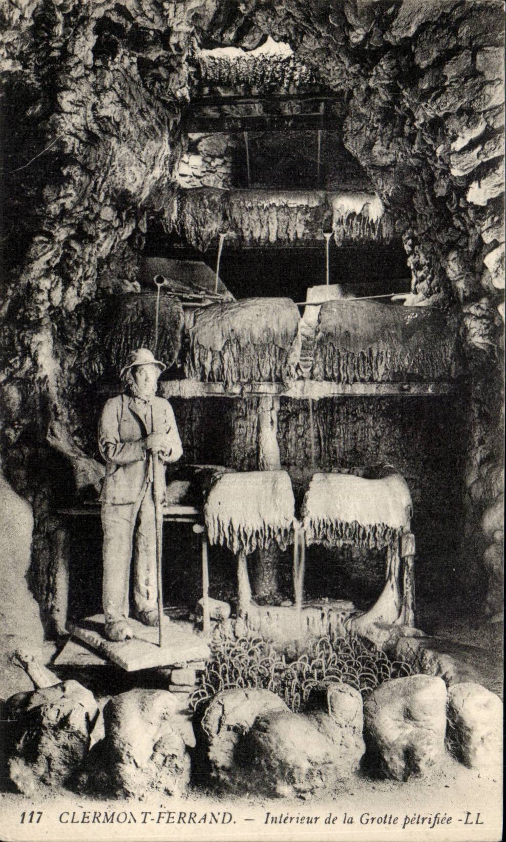CPA Clermont Ferrand Interior of the cave petrifiee