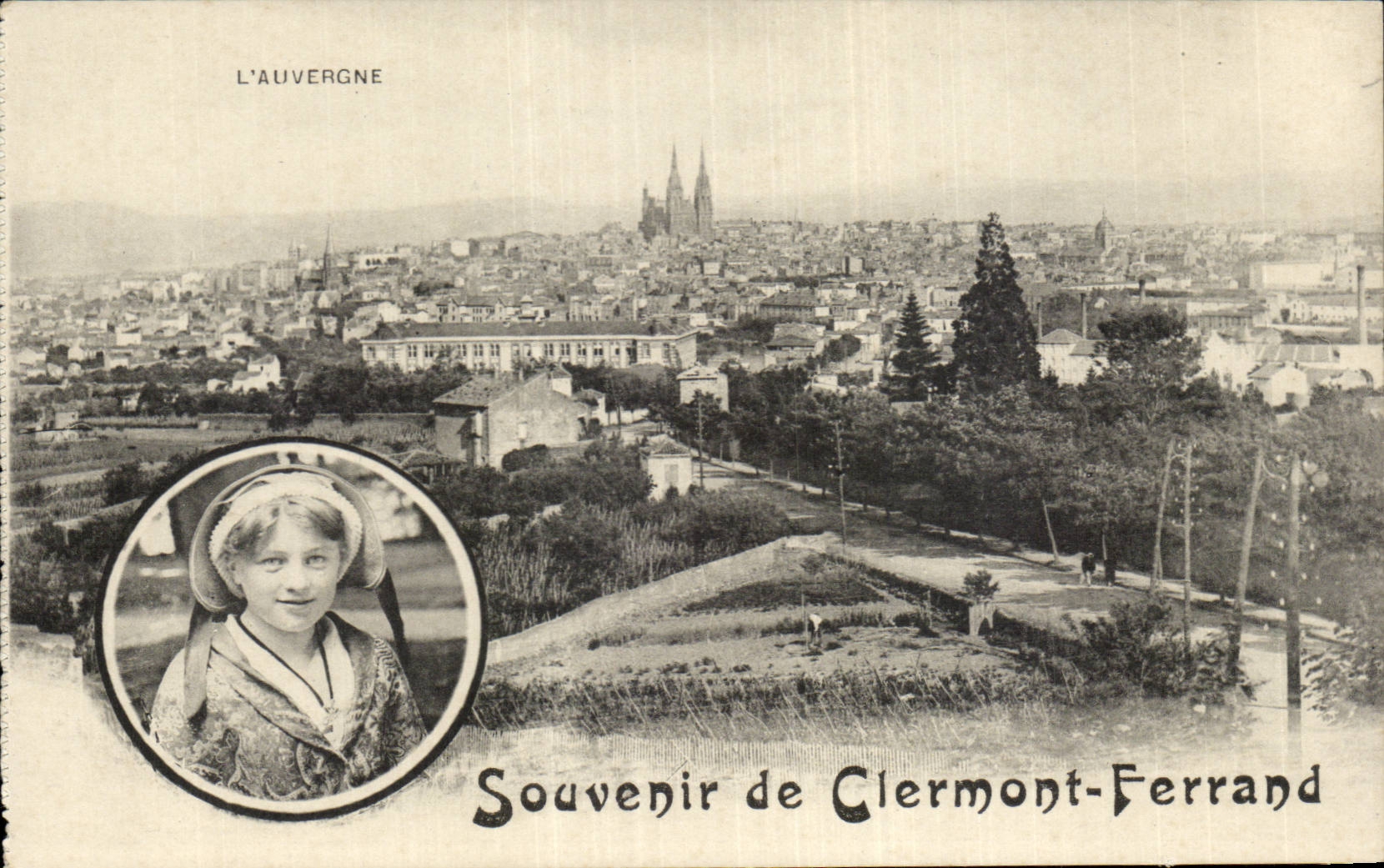 CPA Clermont Ferrand Auvergne Caps Costume Folklore Child