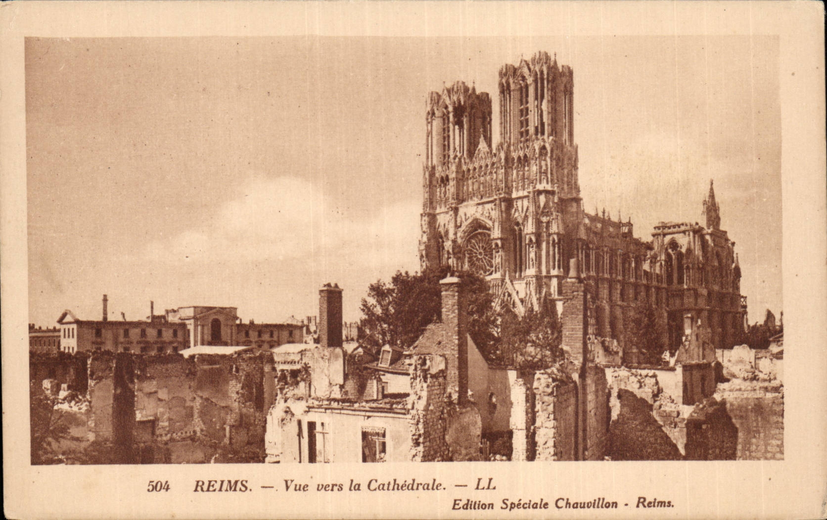CPA Reims Seen towards the cathedral