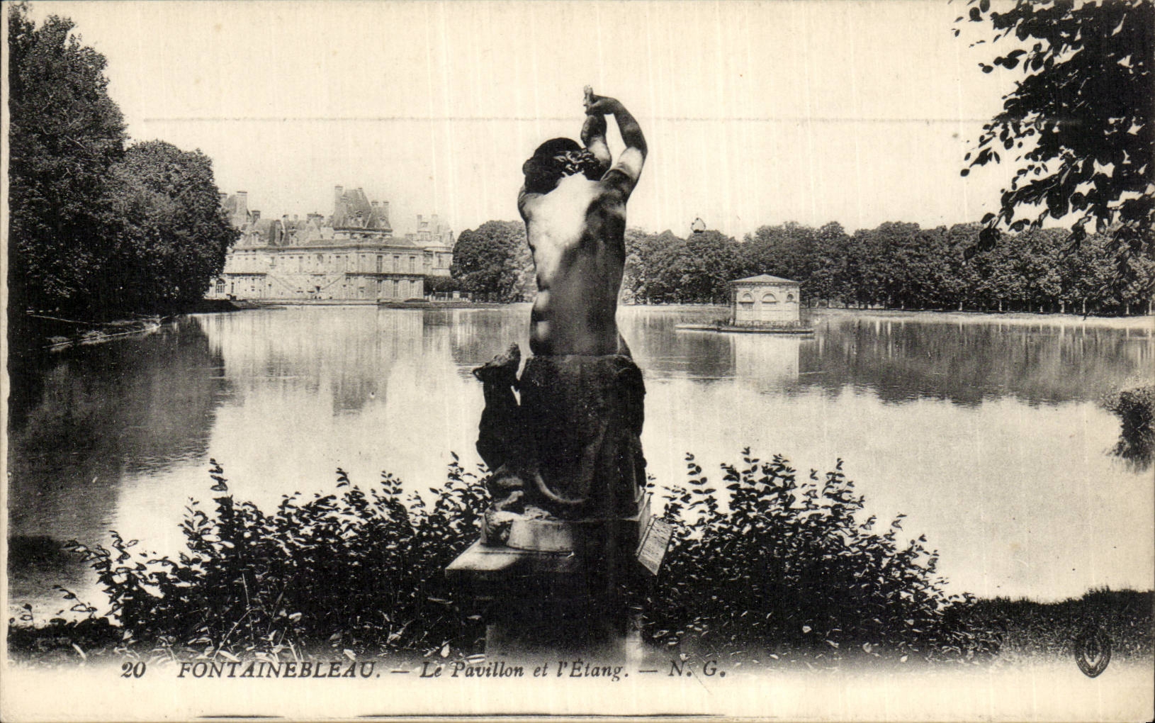 CPA Fontainebleau the house and the pond