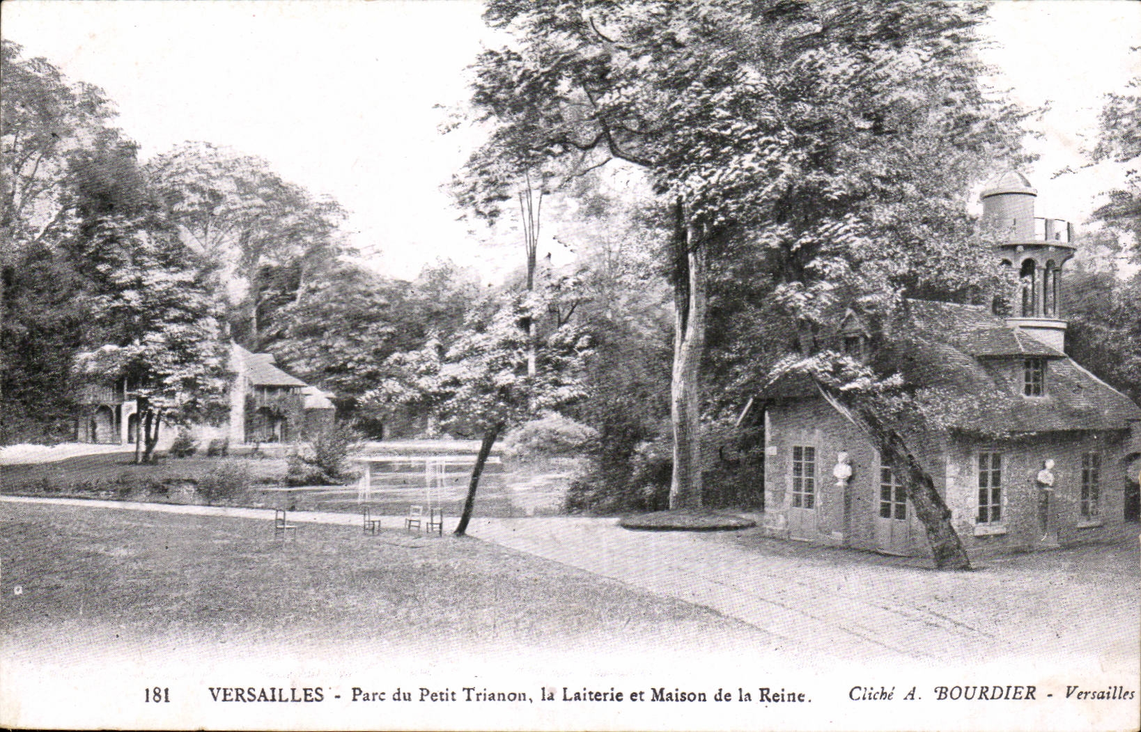 CPA Versailles Park of small Trianon dairy and house of the queen