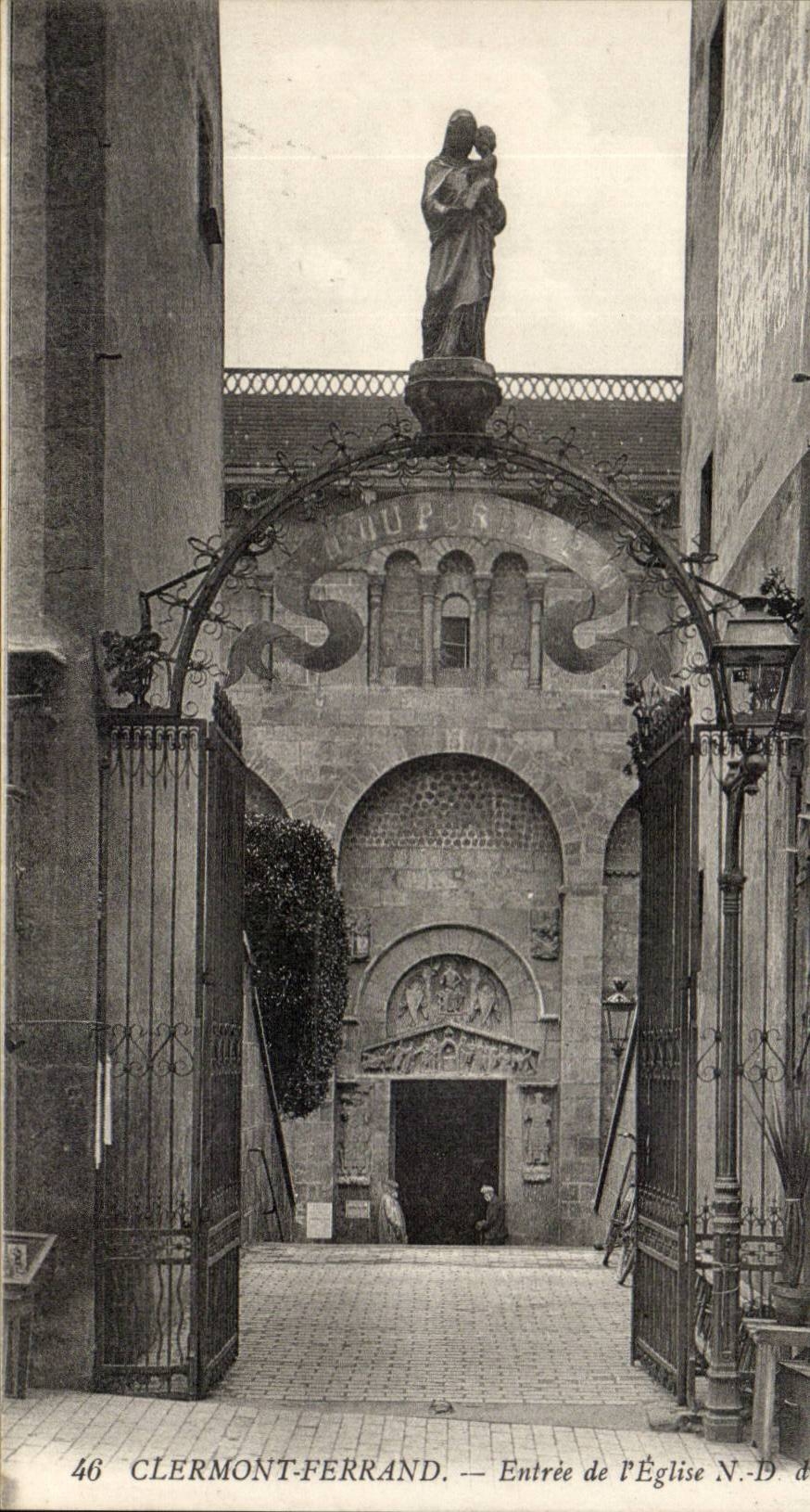 CPA Clermont Ferrand Entrance of the church ND of the port