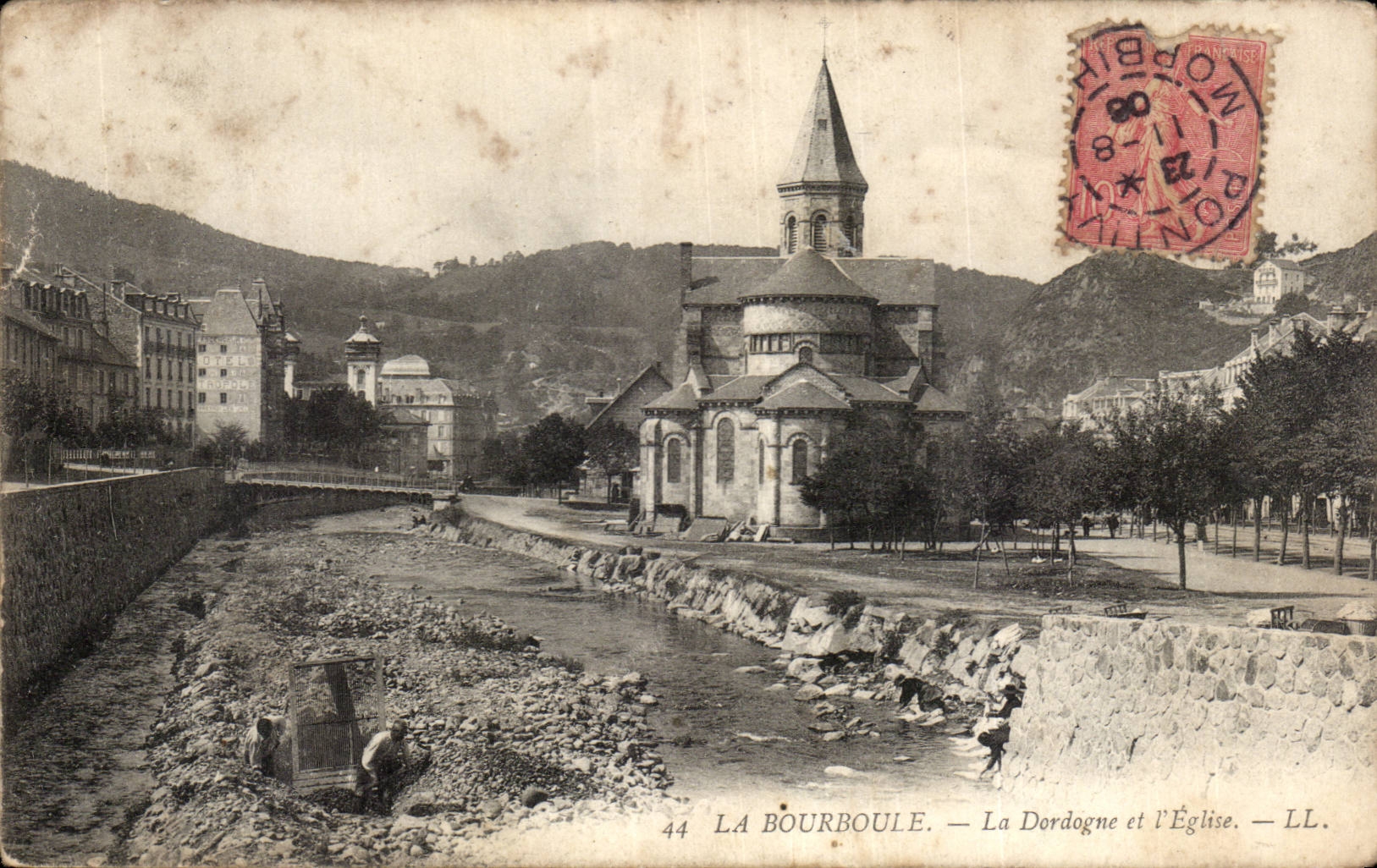CPA Bourboule the Dordogne and the church