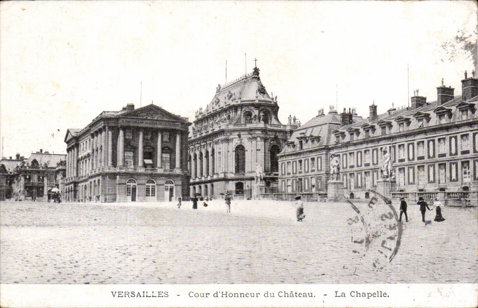 CPA Versailles Main courtyard of the castle the vault