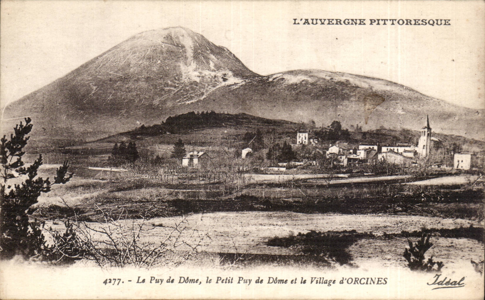CPA Puy de Dome small Puy de Dome and the Orcine village